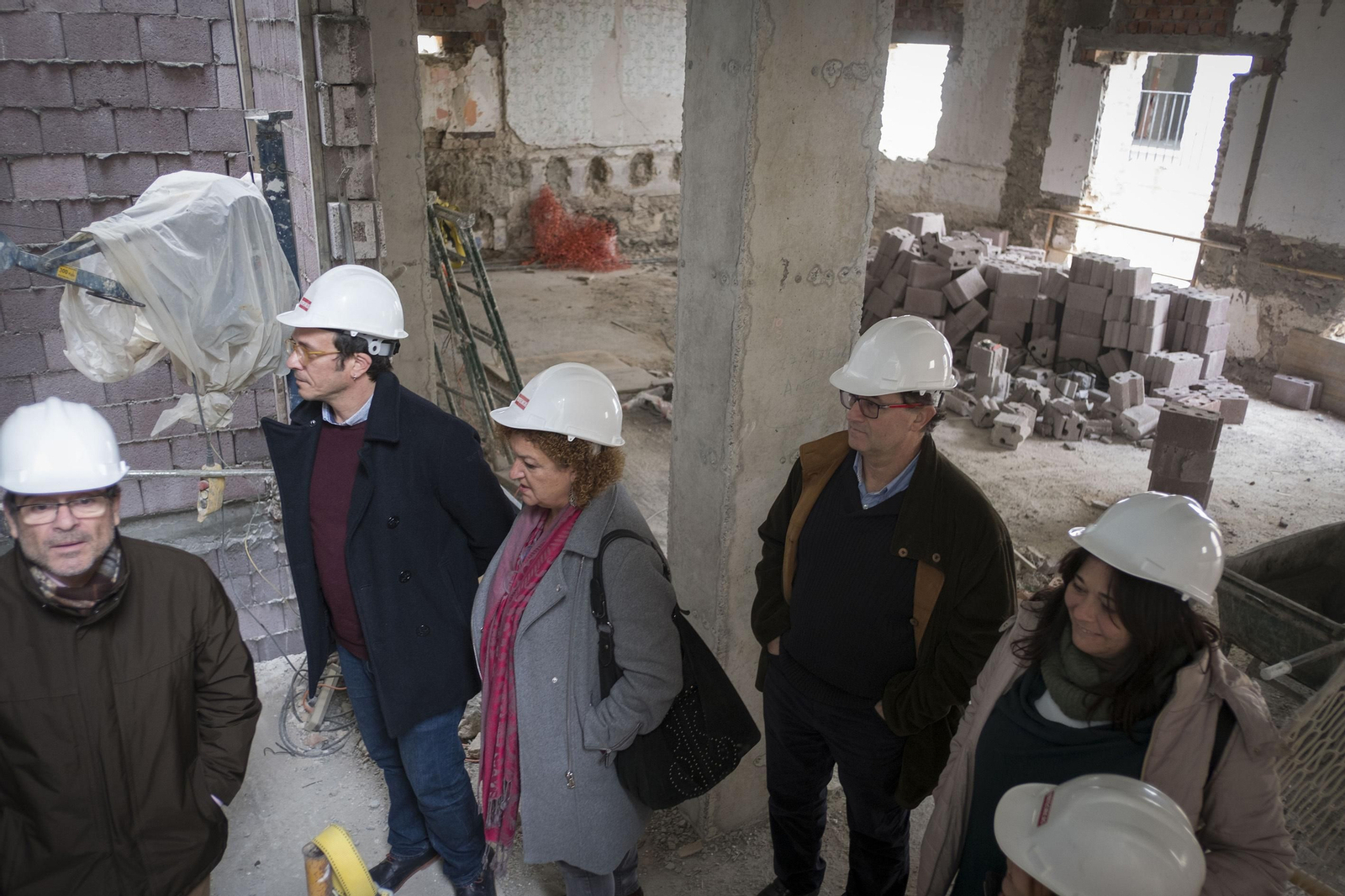 El alcalde y la concejal de Vivienda, durante la visita a las obras de Cruz,11