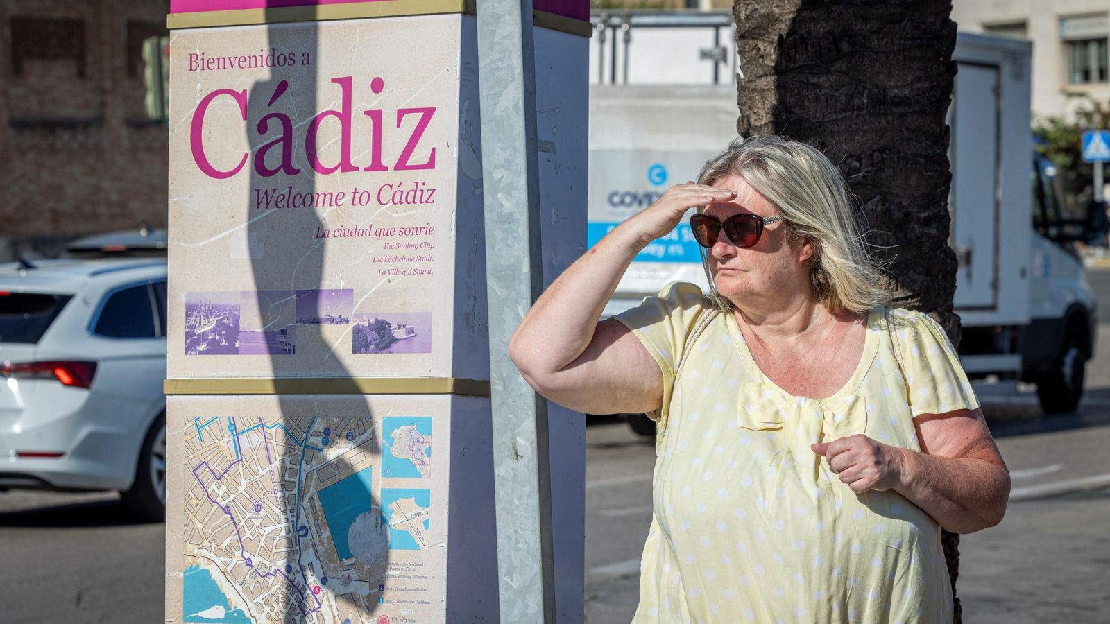 Una crucerista, junto a uno de los carteles en los que se lee el nombre de Cádiz