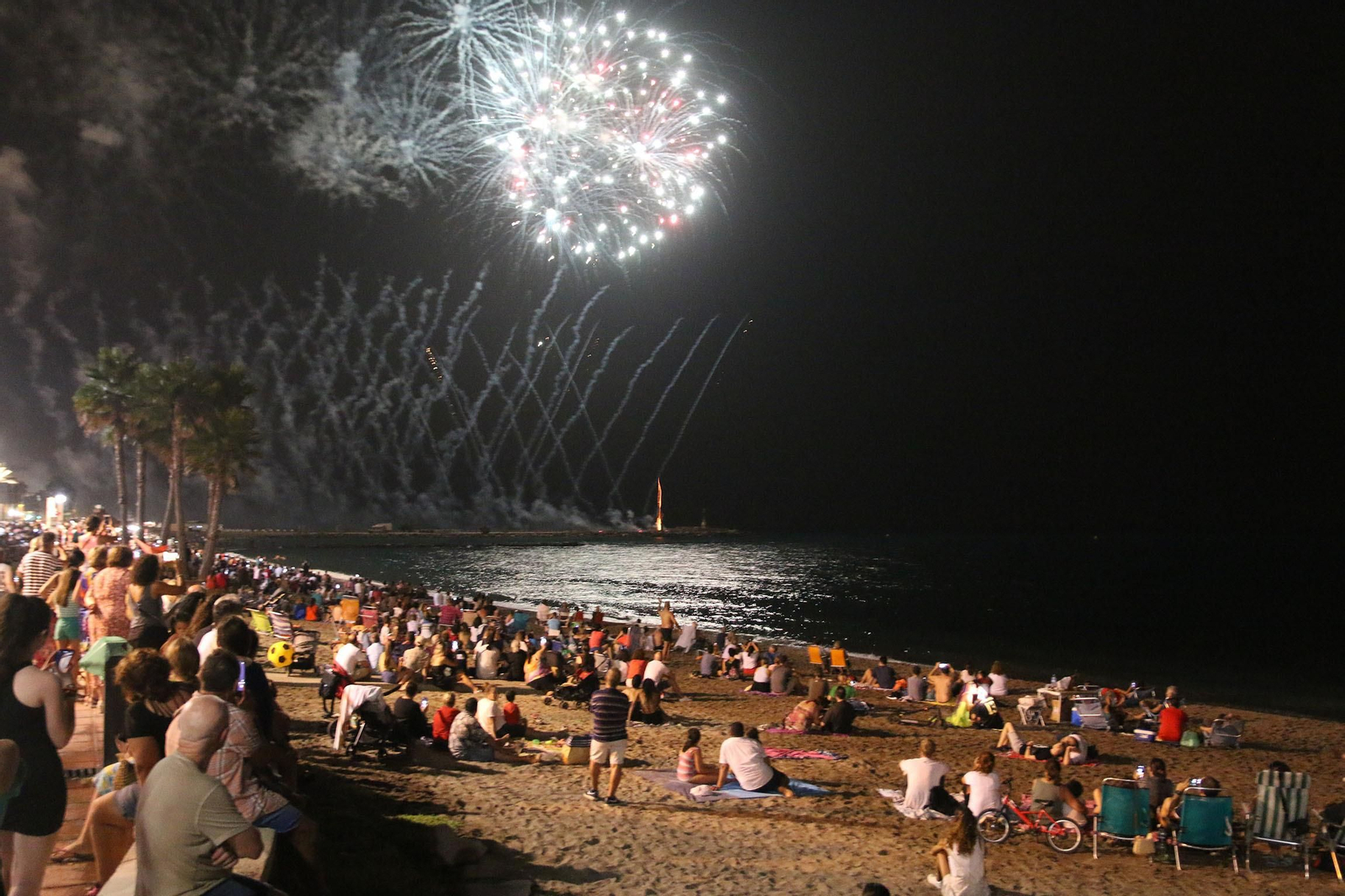 Las imágenes de los fuegos artificiales que han cerrado la Feria de Almería 2023