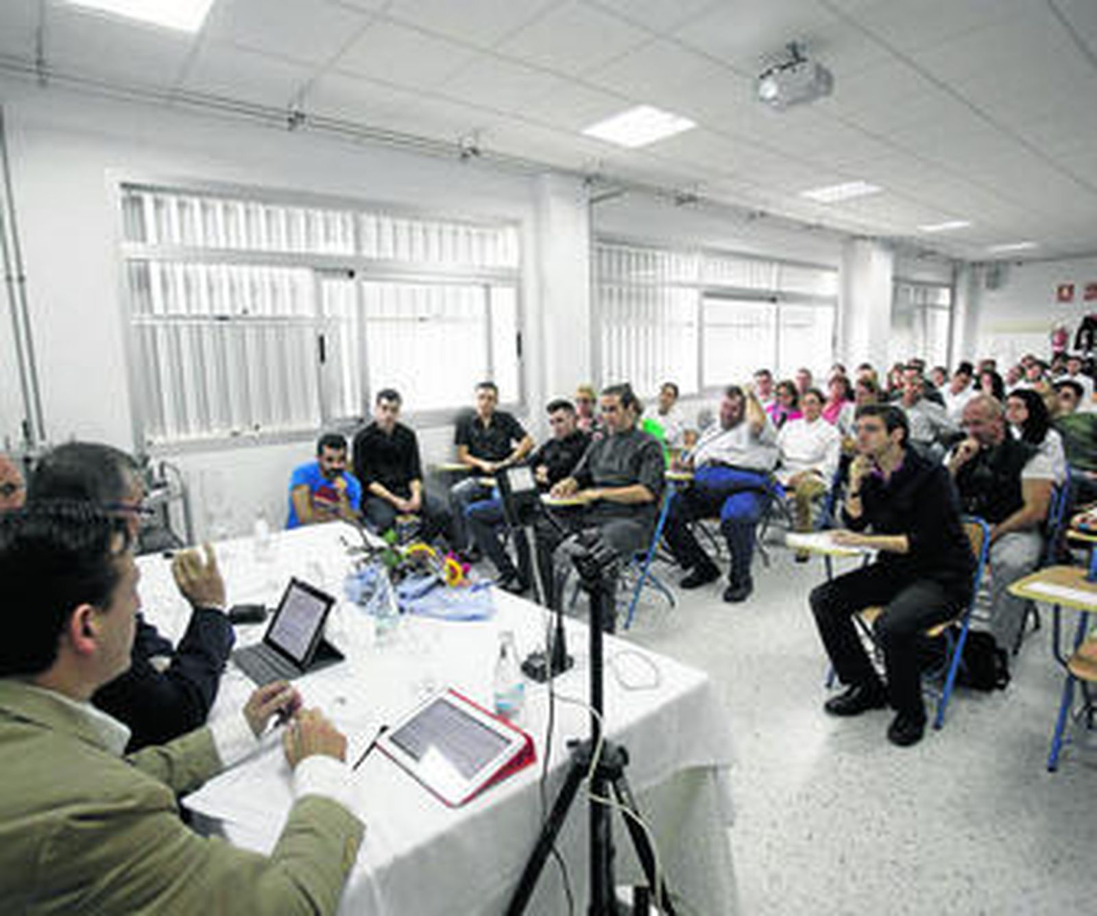 La sala se llenó para escuchar la clase magistral de Javier Cabrera.