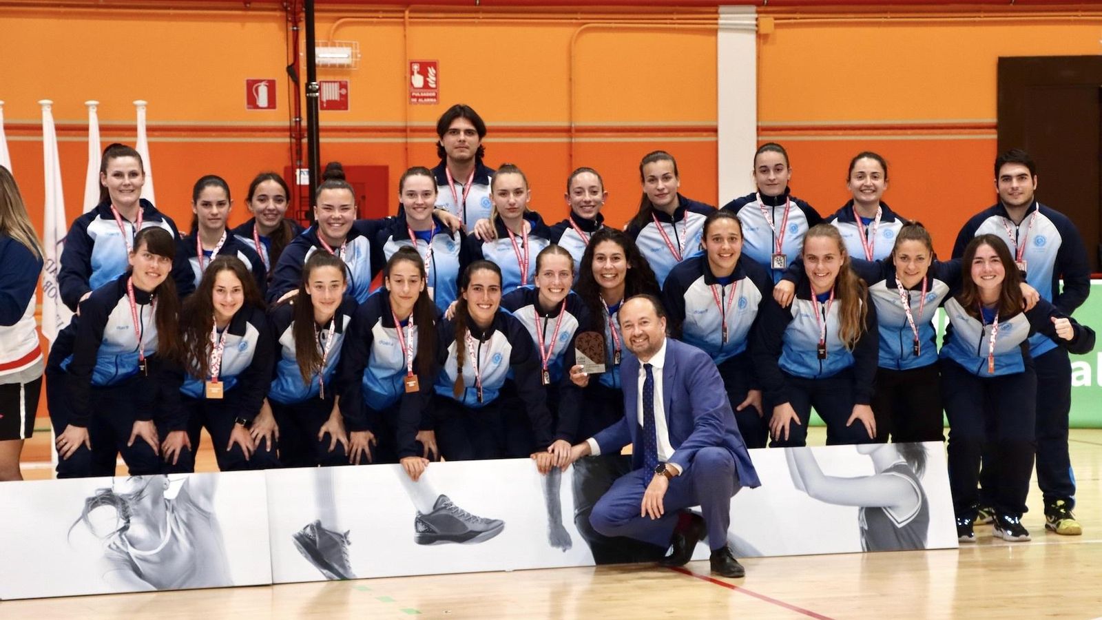 Las jugadoras del equipo femenino de fútbol posan con la medalla conquistada.