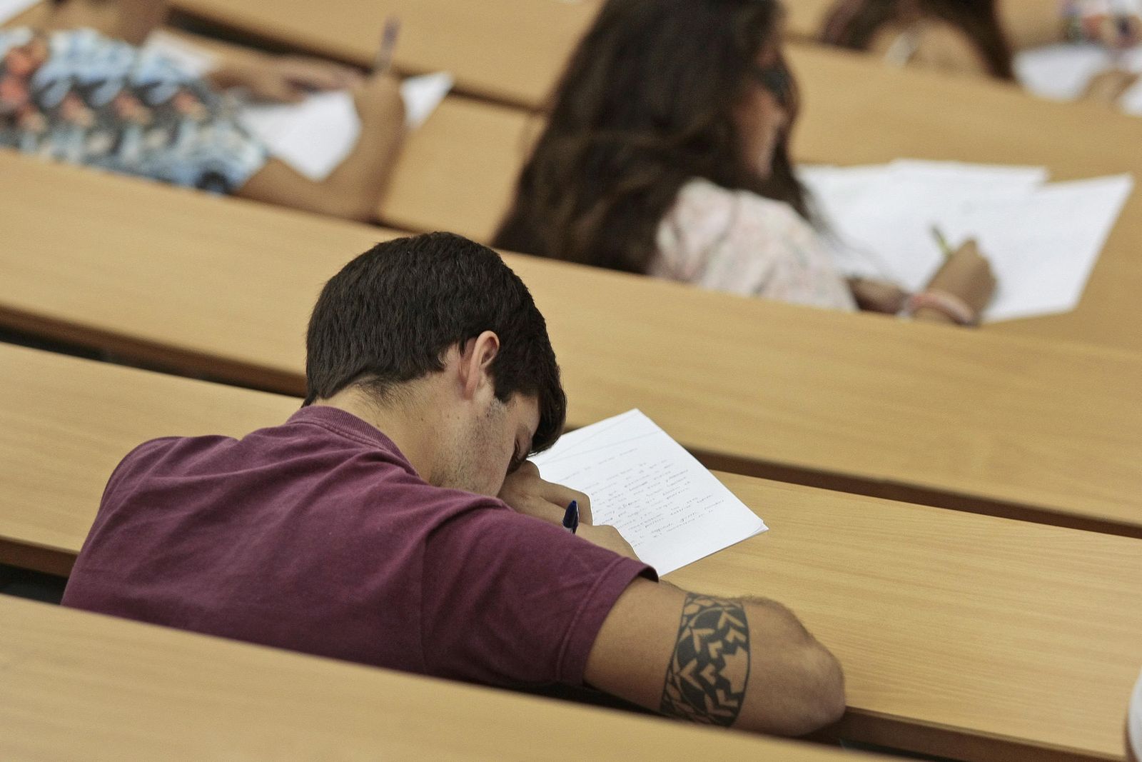 Un estudiante realizando una prueba de Selectividad en la Facultad de Medicina en el año 2014.