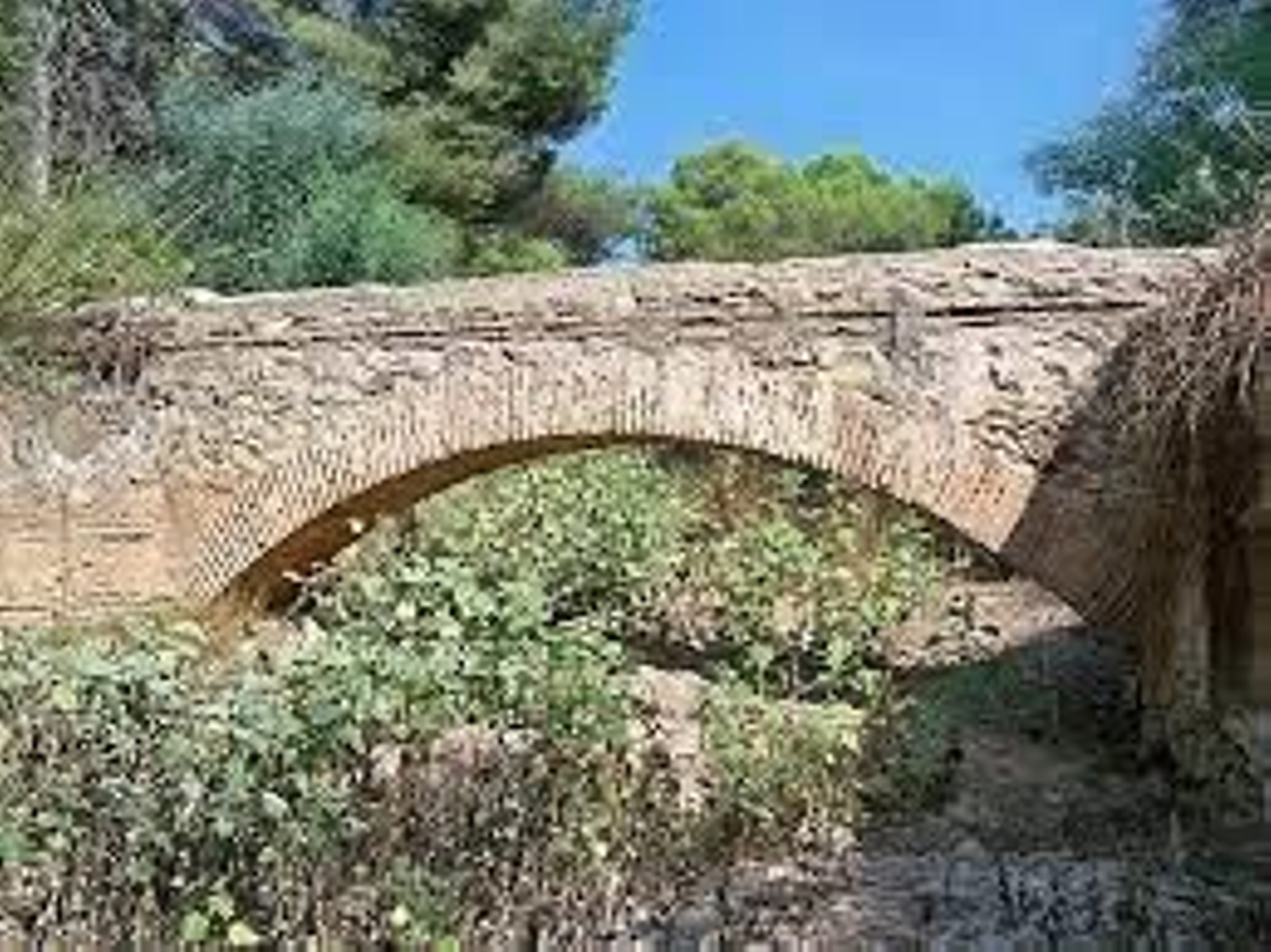 Puente acueducto sobre el arroyo de Teatinos.