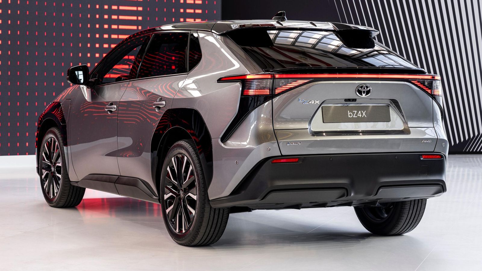 Toyota reemplaza la batería original de 71,4 kWh por una doble opción de 57 y 73,1 kWh. Los niveles de potencia pasan de ser dos a tres. Toyota reemplaza la batería original de 71,4 kWh por una doble opción de 57 y 73,1 kWh. Los niveles de potencia pasan de ser dos a tres.