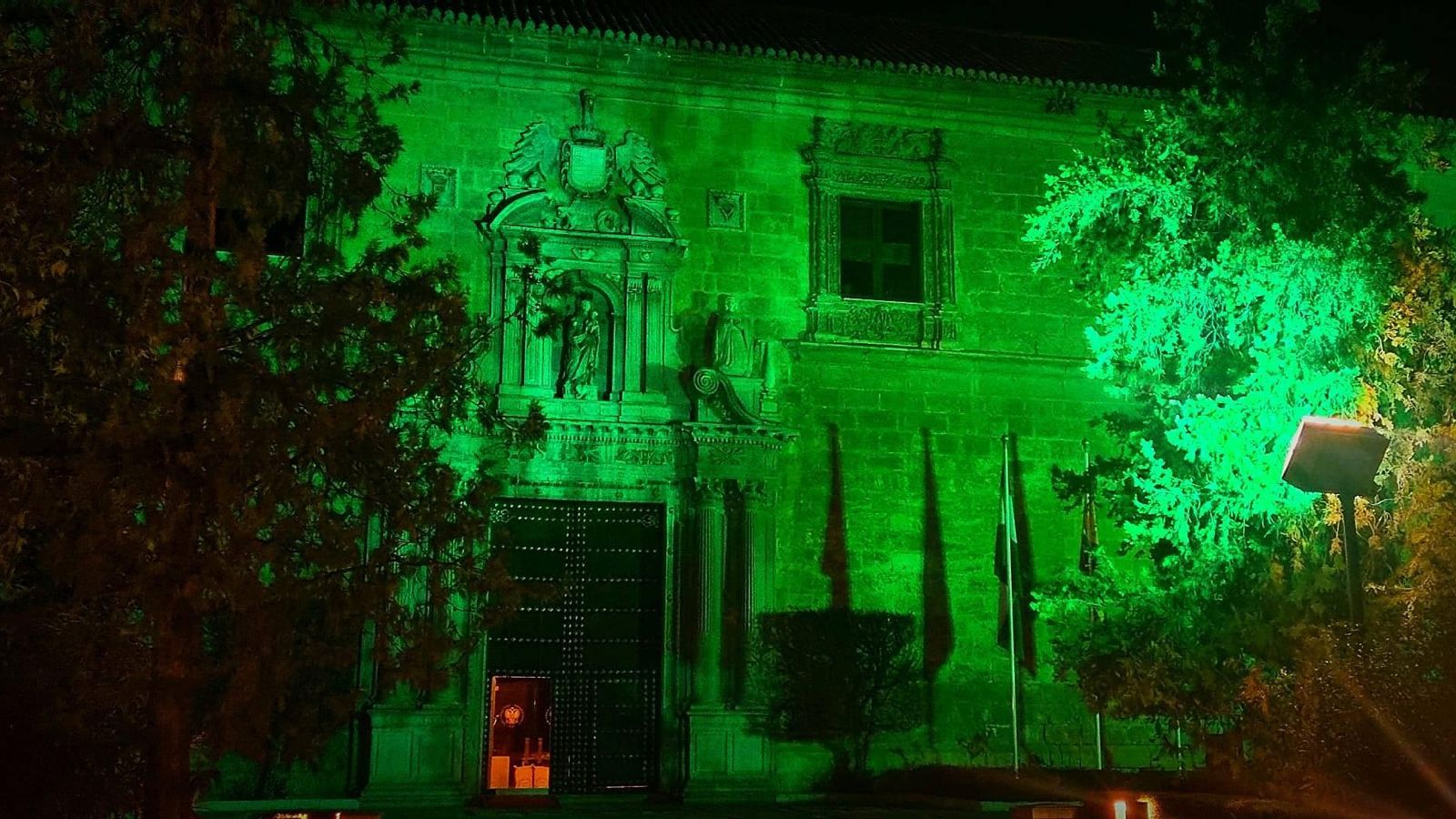 Iluminación en verde del Hospital Real con motivo de la celebración anual de San Patricio
