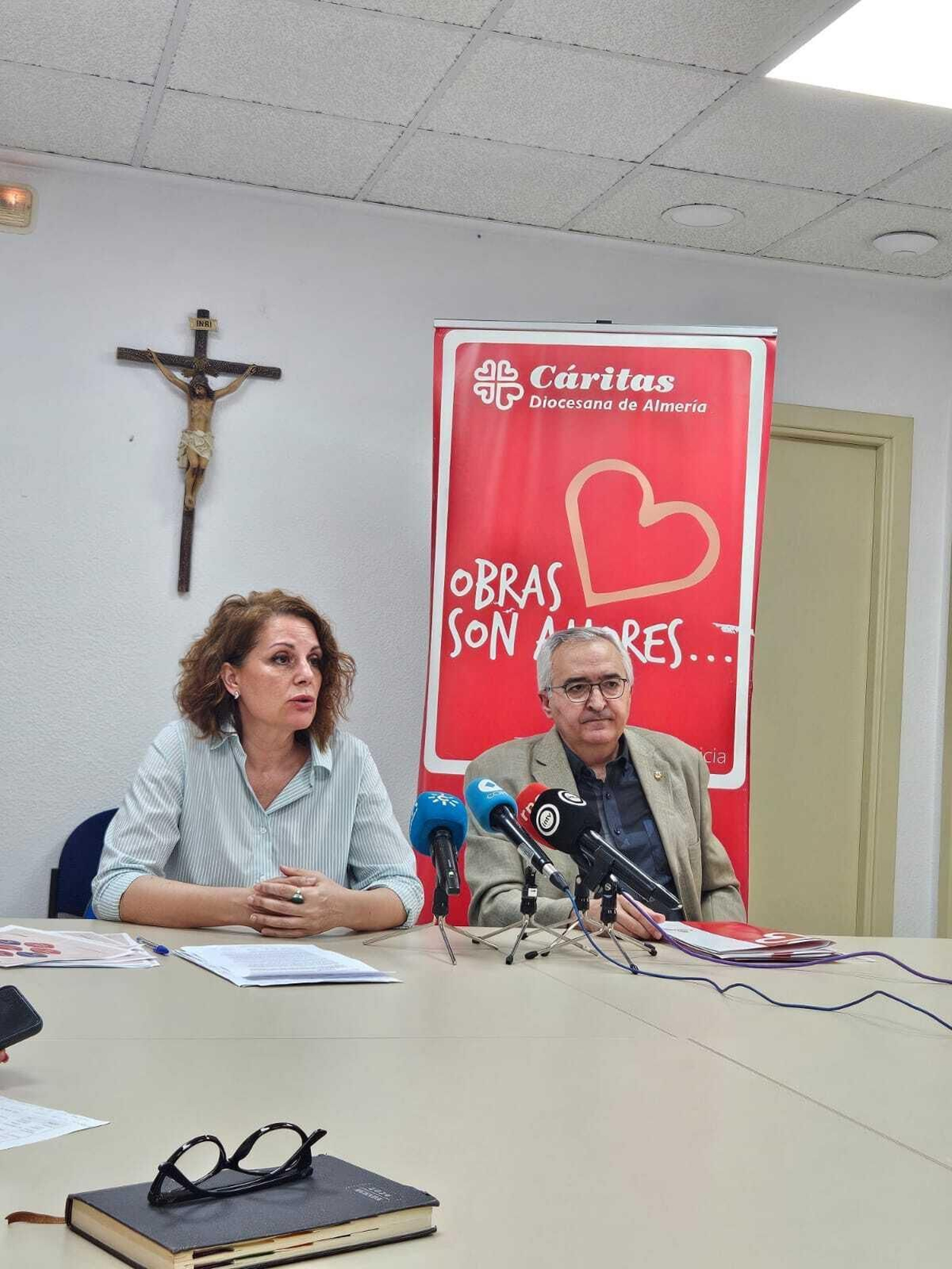 Mari Carmen Torres Galdeano y Juan Antonio Plaza Oña presentan la memoria de Cáritas Almería