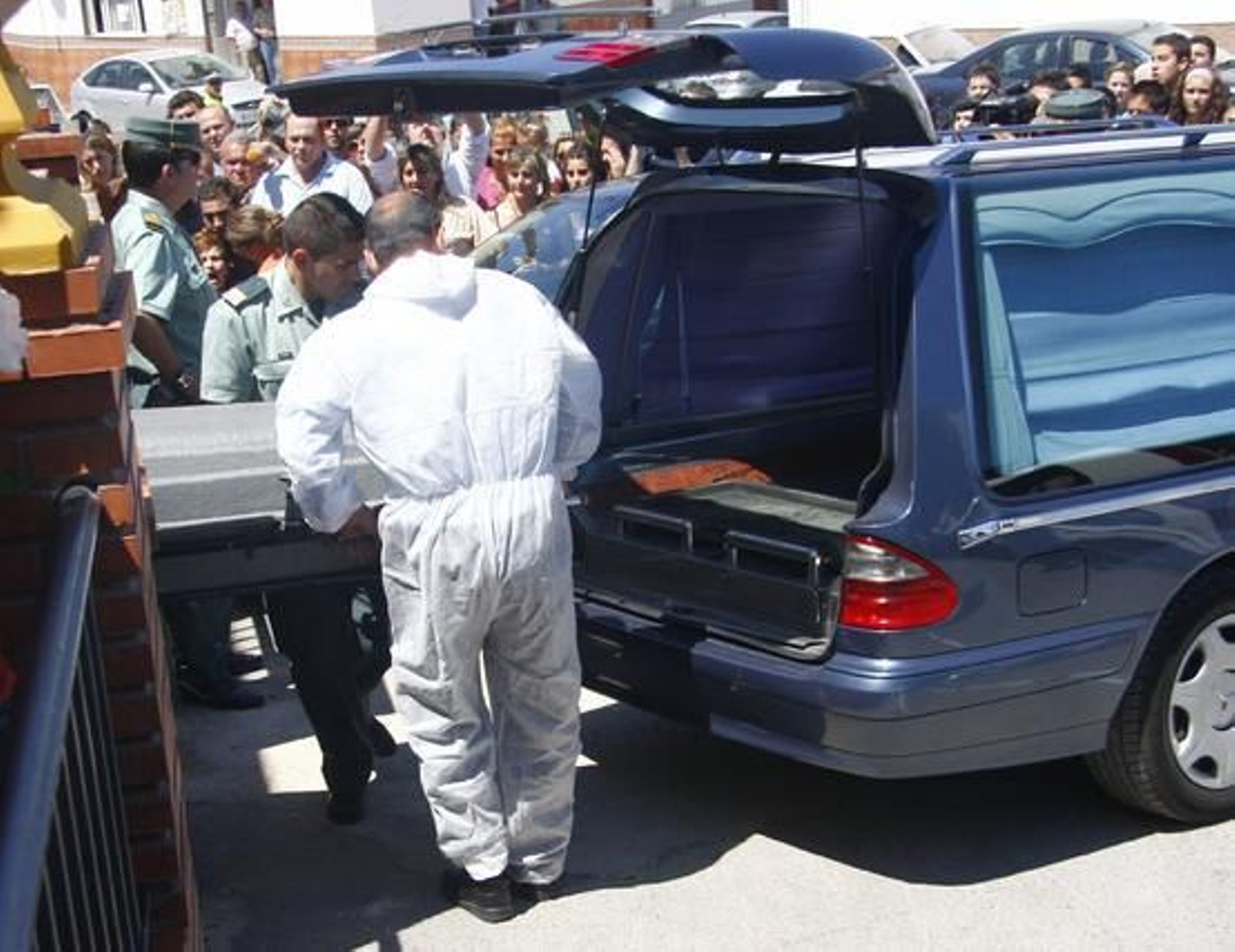 Momento en el que introducen el cadáver de Guadalupe Bermúdez en el coche fúnebre; al fondo, la madre de la víctima llora desesperadamente.

Foto: B. Vargas / Efe