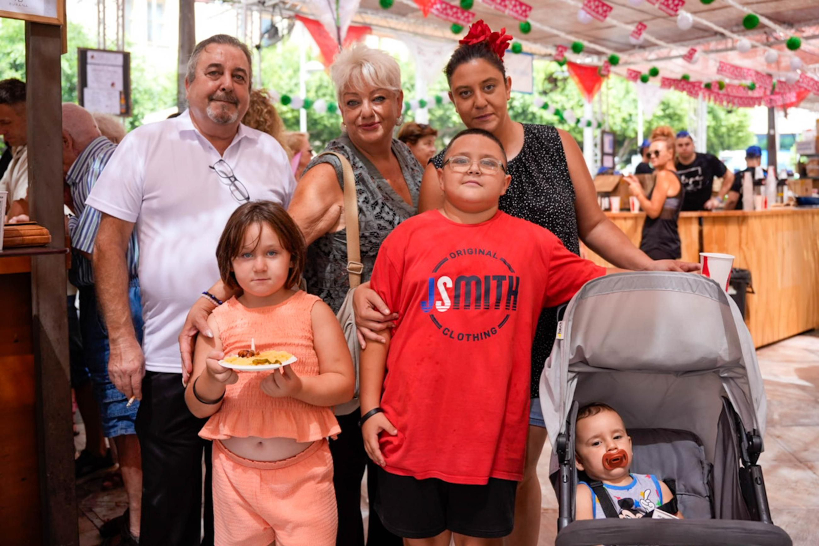 Los almerienses disfrutan del miércoles en la feria de día