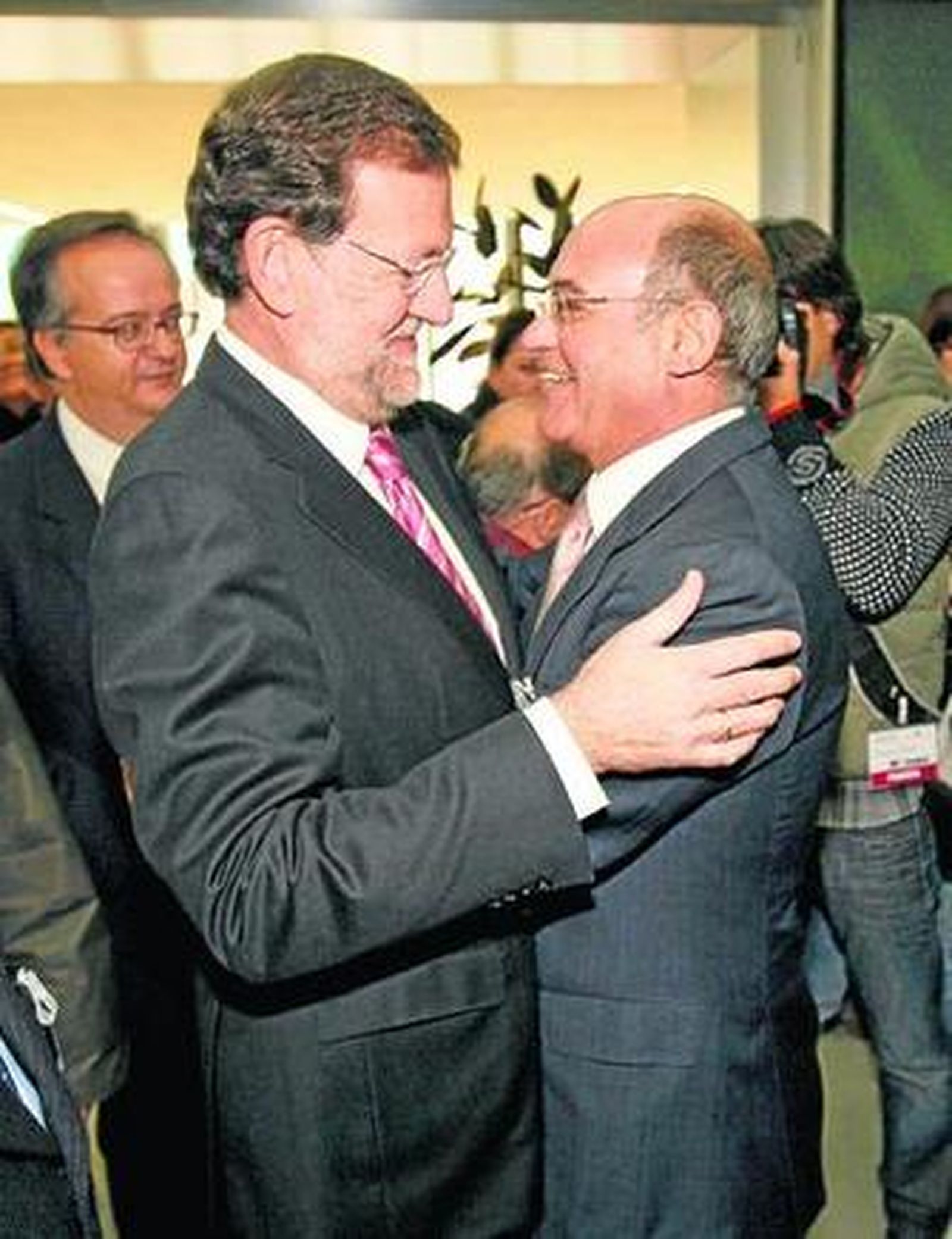 Mariano Rajoy y Gerardo Díaz Ferrán se saludan en el XII Congreso de la Empresa Familiar celebrado ayer.