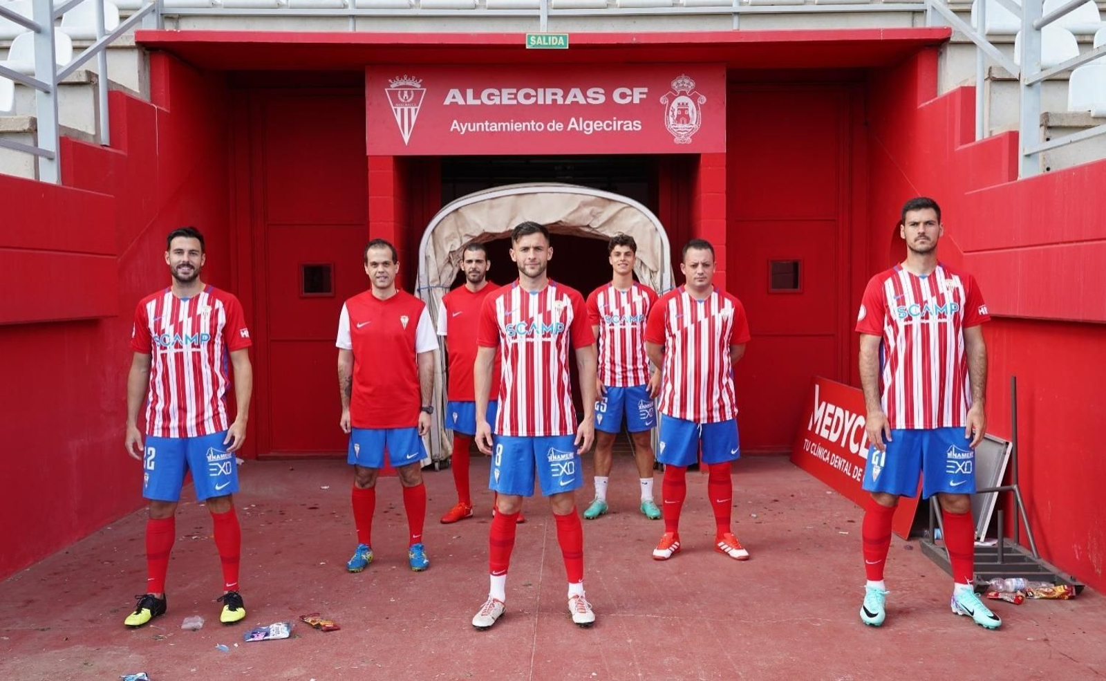 Una de las fotos del calendario con jugadores del Algeciras y del equipo de Apadis.