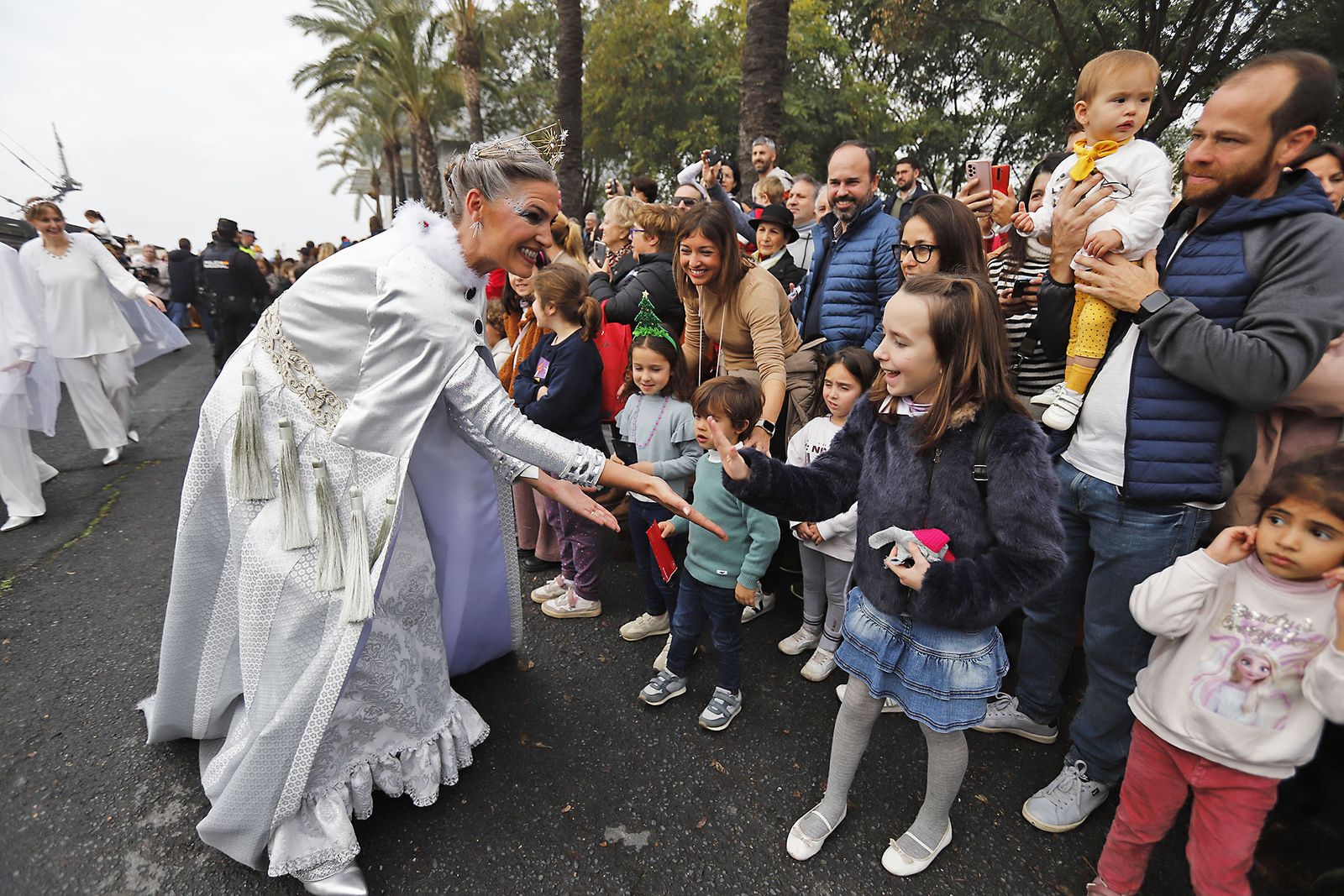 Imágenes de la mágica llegada de los Reyes Magos y la Estrella de la Ilusión a Huelva en barco