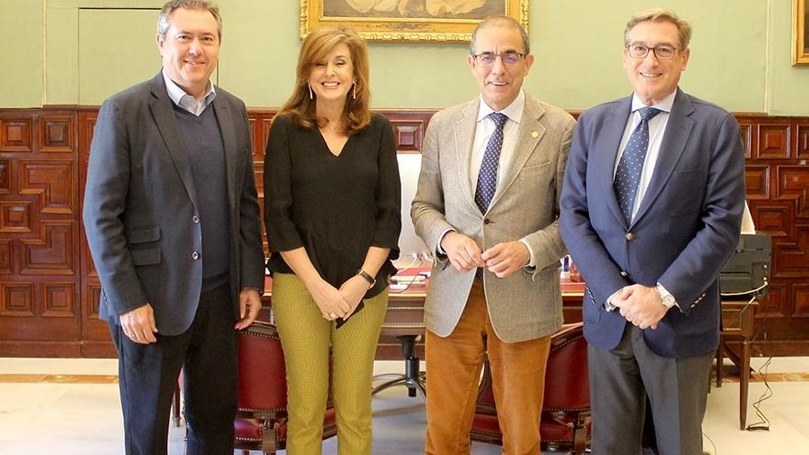 El alcalde de Sevilla, Juan Espadas; la secretaria general de Universidades de la Junta, Rosa María Ríos; el rector de la US, Miguel Ángel Castro; y presidente de la Autoridad Portuaria de Sevilla, Rafael Carmona, en la primera reunión de la comisión de evaluación.
