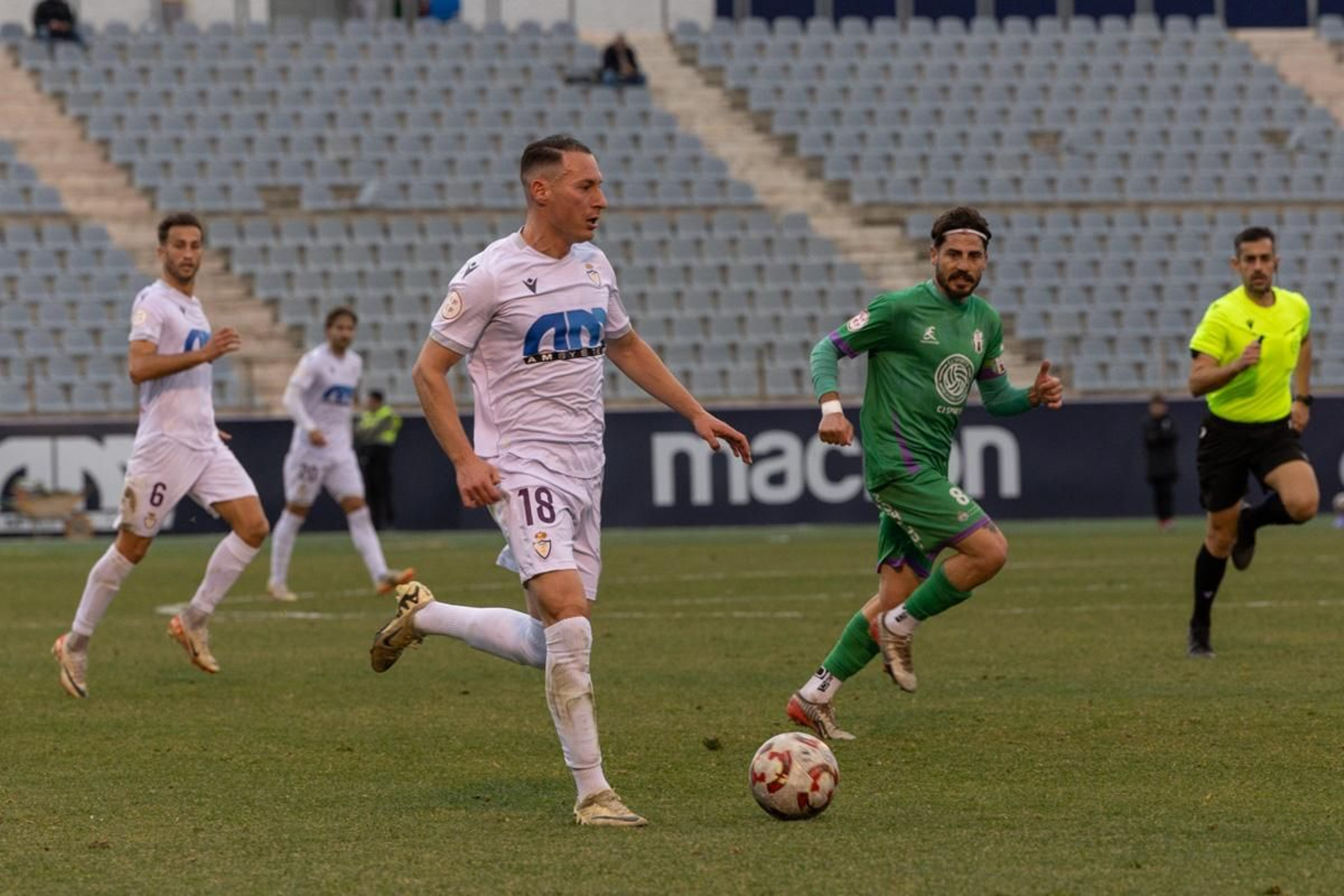 La emoción del triunfo in extremis del Real Jaén ante el Atlético Mancha Real, en imágenes
