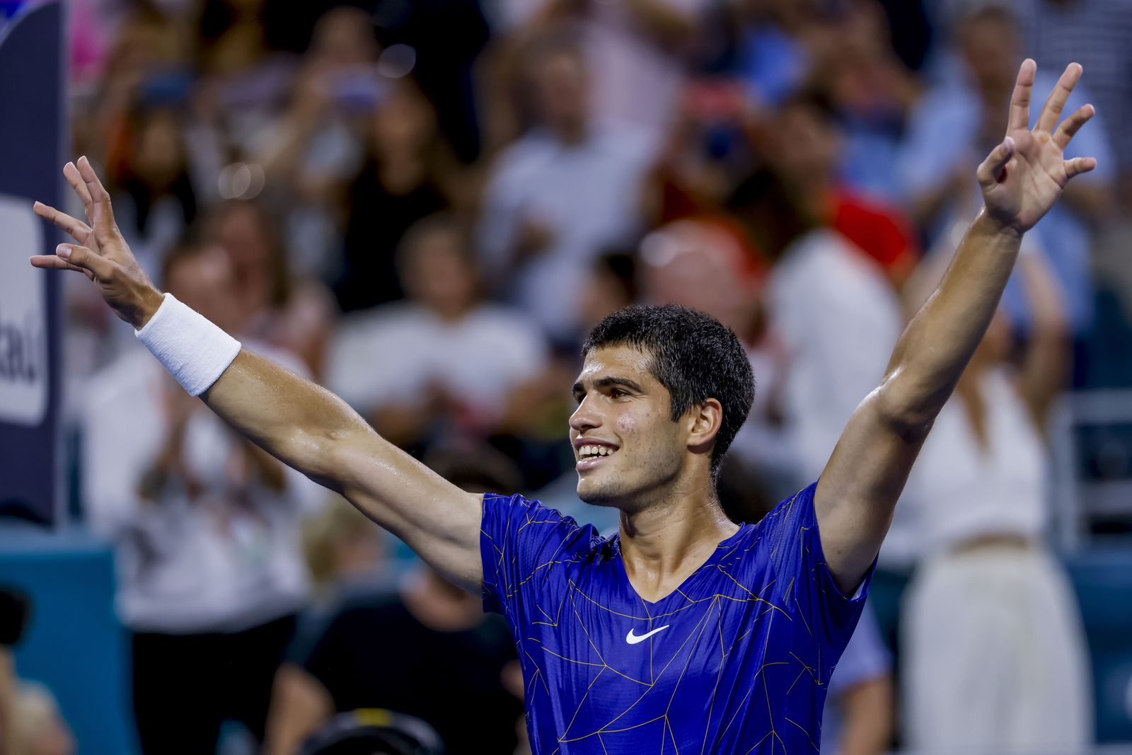 Carlos Alcaraz celebra su triunfo para meterse en la final de Miami.
