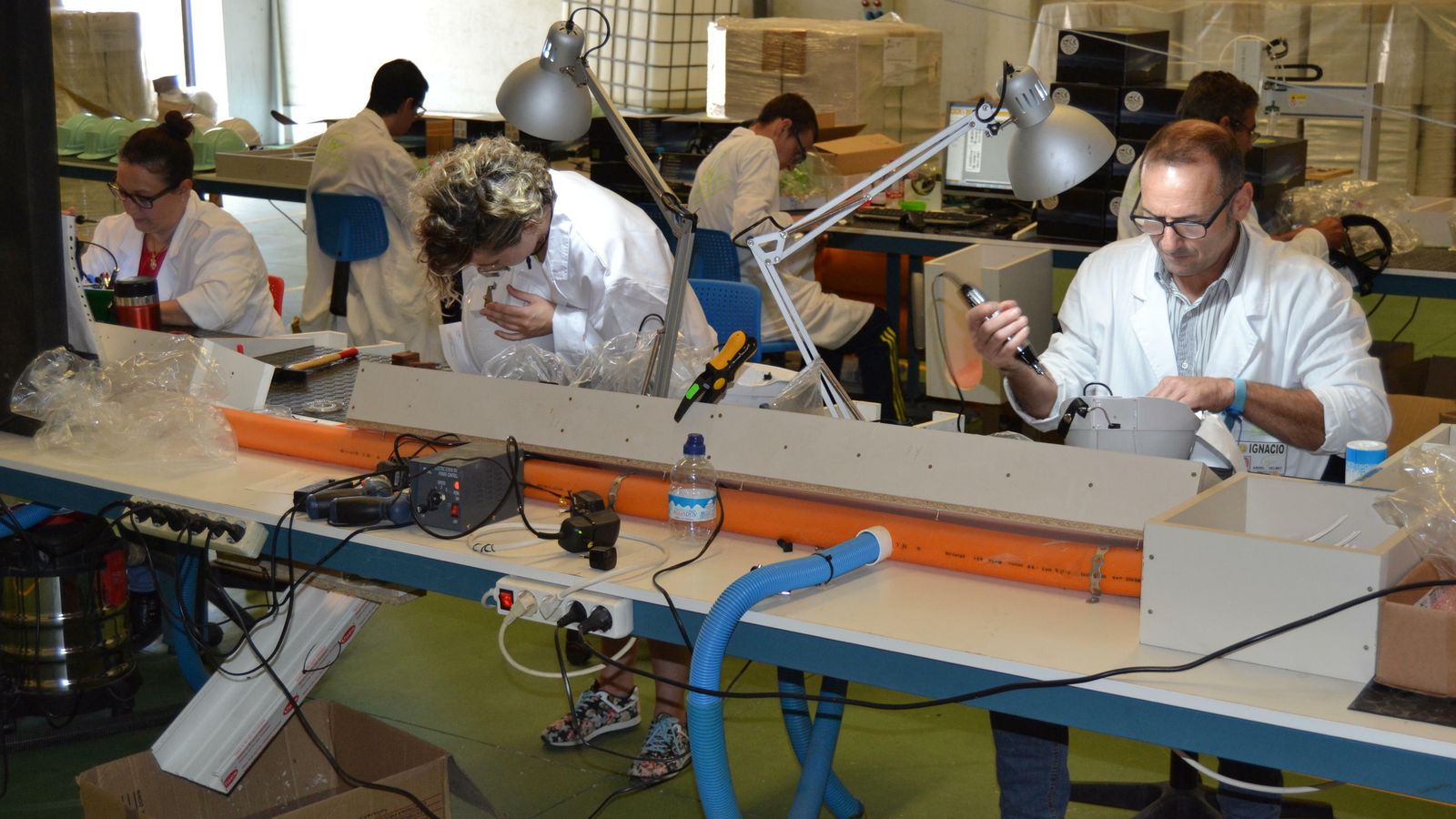 Personal de la fábrica en el proceso de formación.