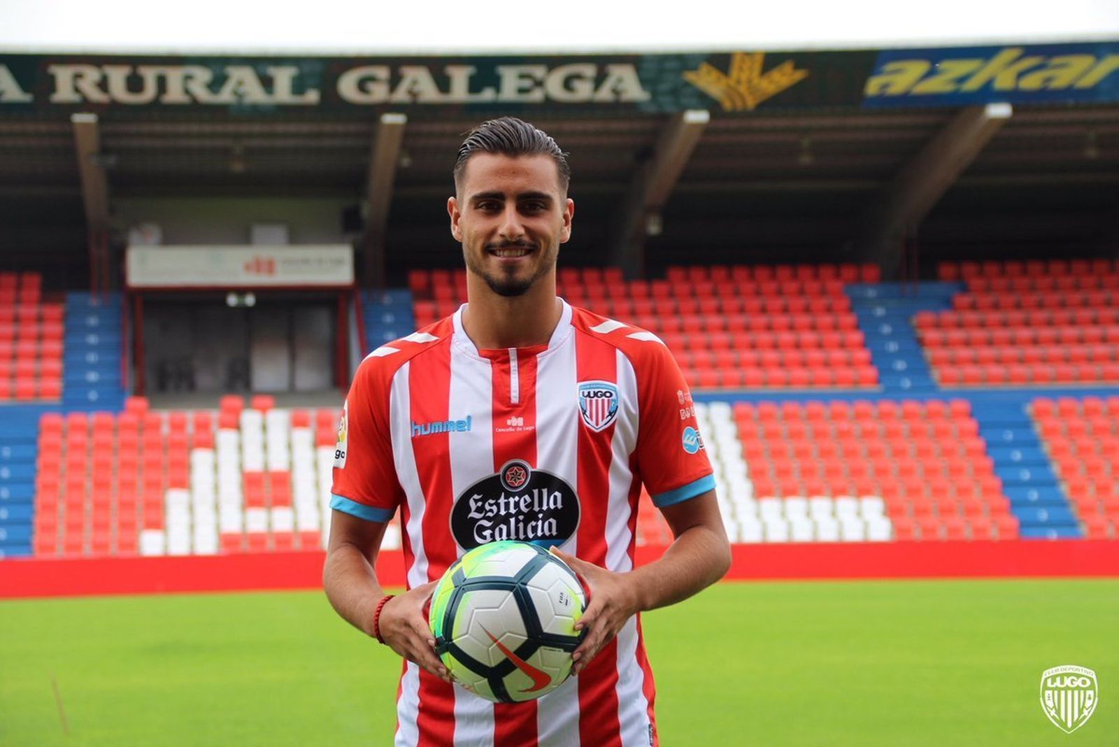 Luis Muñoz posa de rojiblanco.