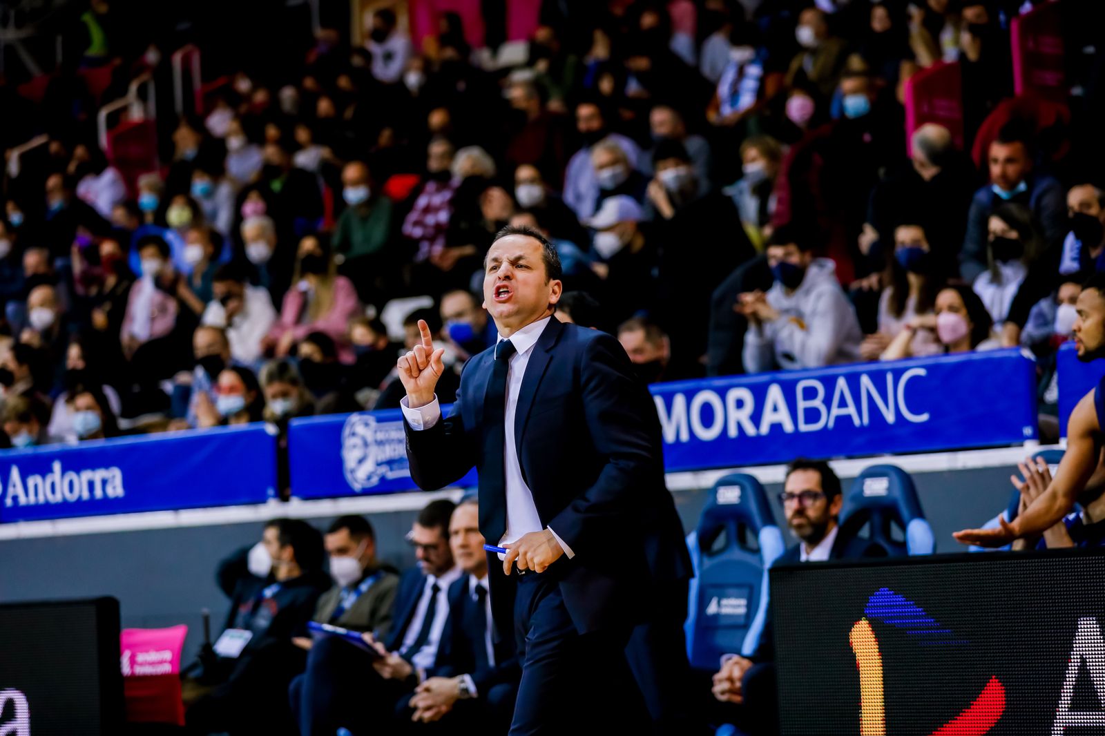 David Eudal da instrucciones en un encuentro.