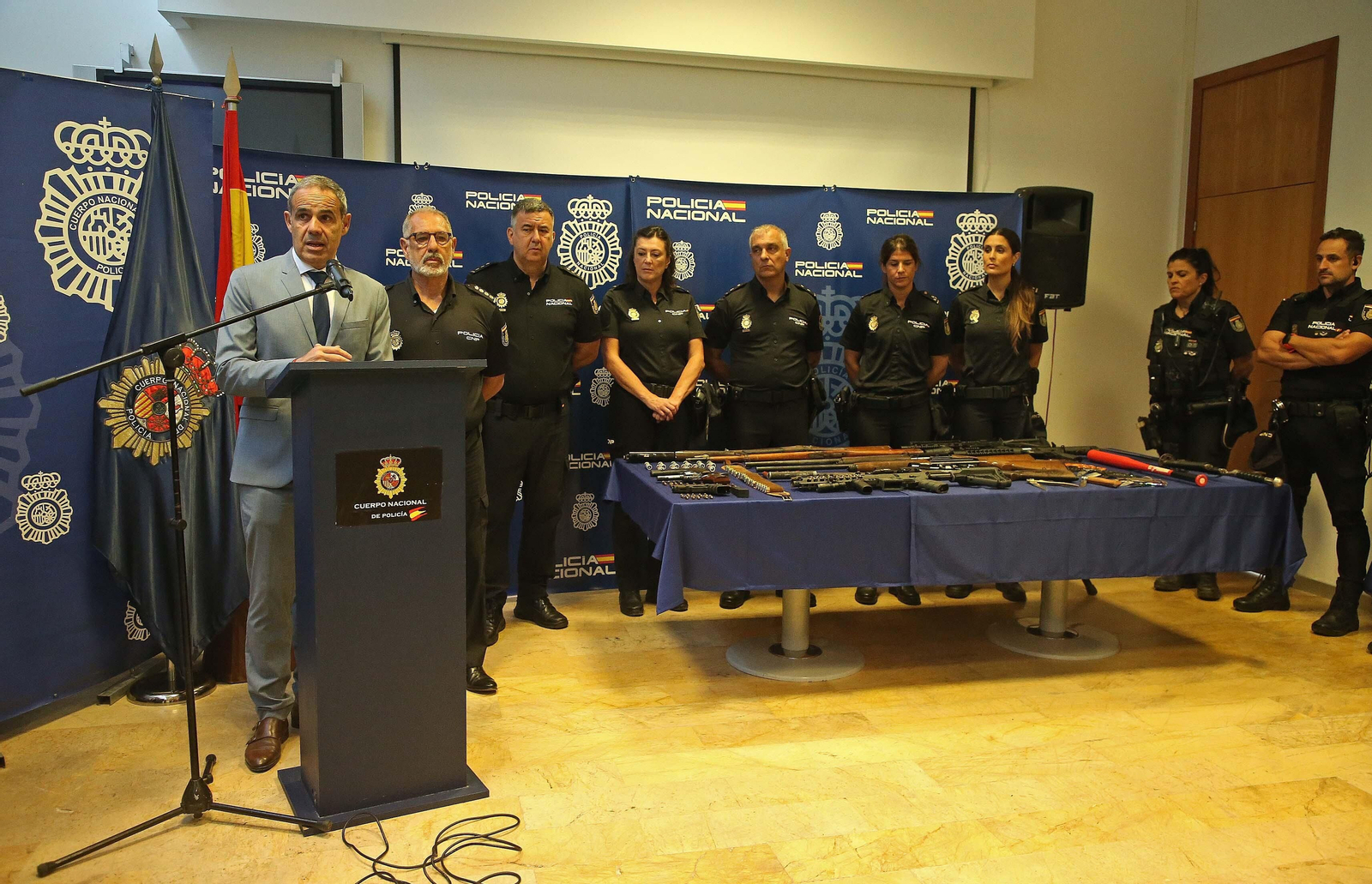 Fotos de las armas intervenidas por la Policía Nacional tras los tiroteos en La Bajadilla