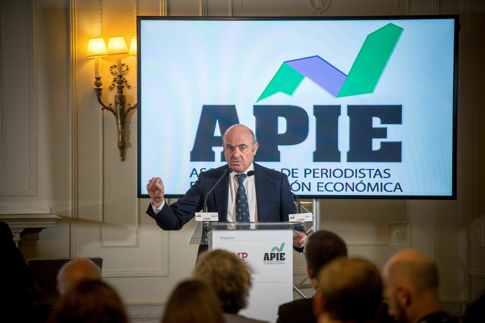 El vicepresidente del BCE, Luis de Guindos, durante su intervención sobre los retos del sector financiero, ayer en Santander.