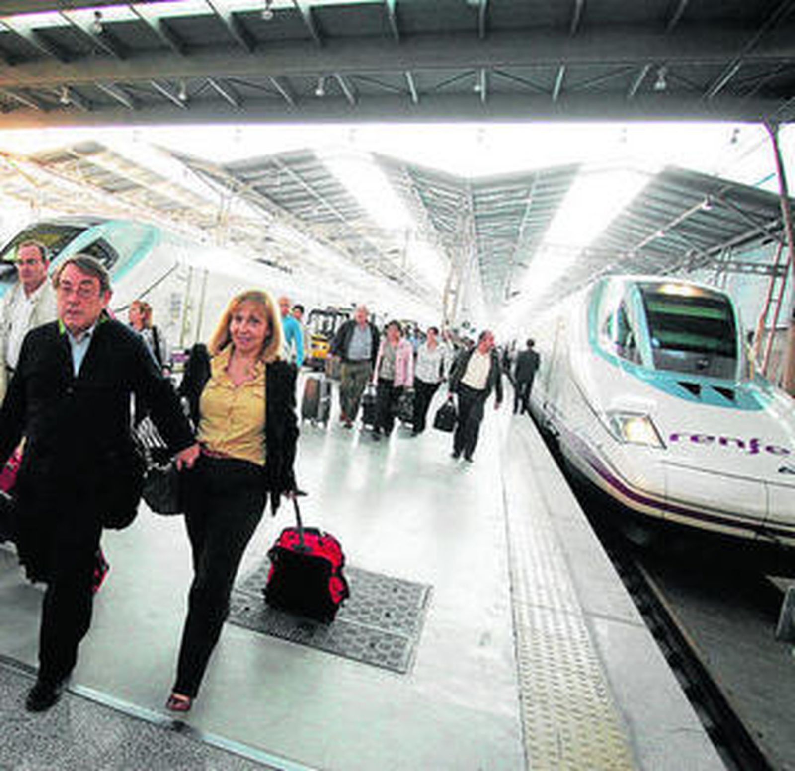 Viajeros llegados a Málaga en el AVE.