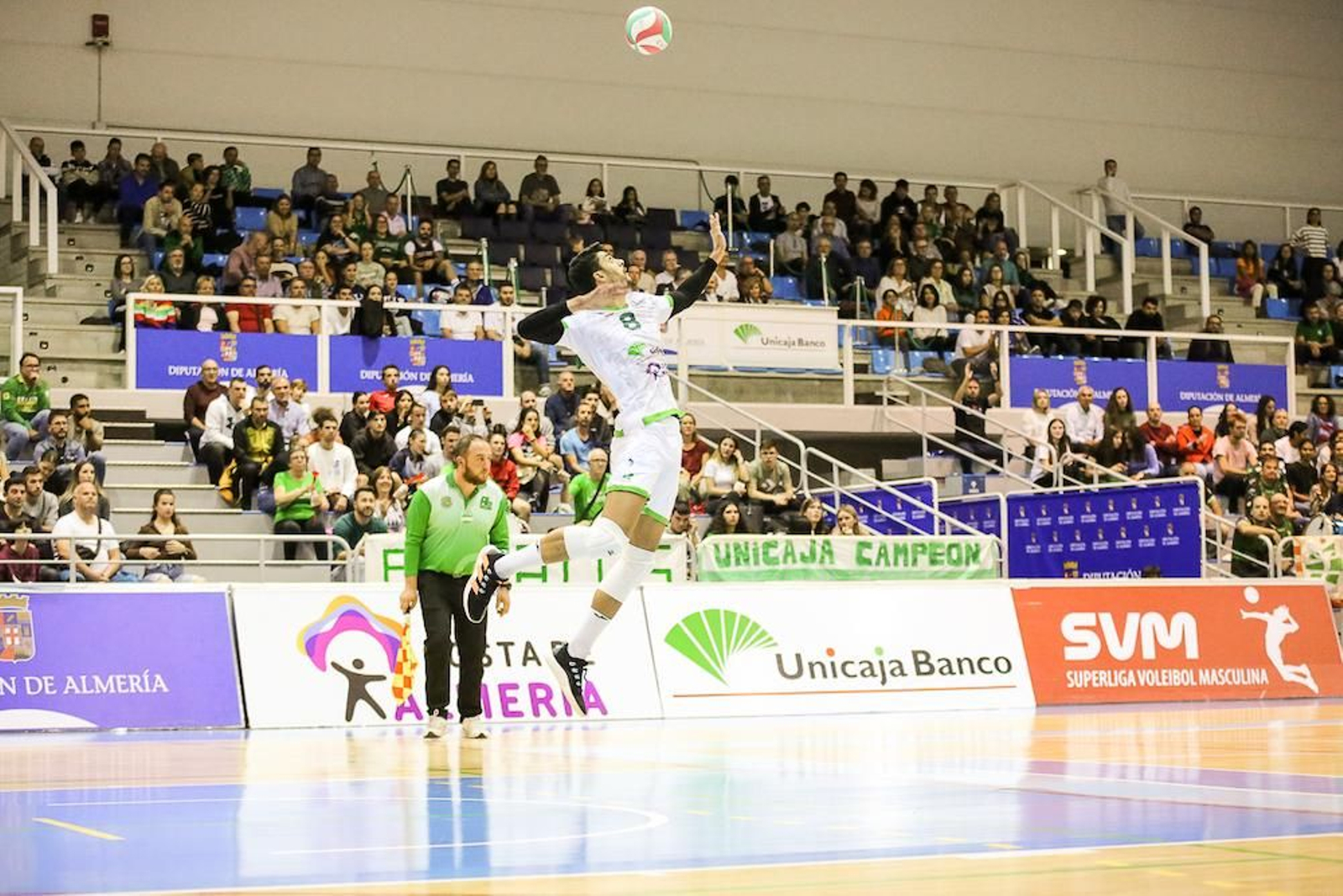 Jorge Fernández realiza un saque