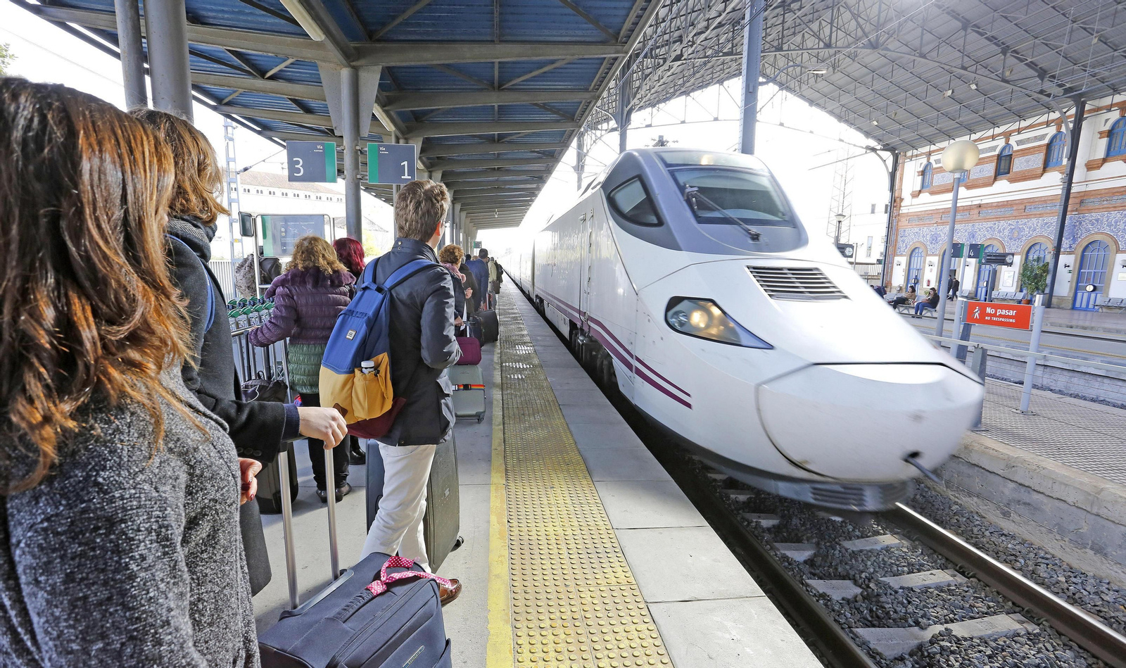 Pasajeros esperando un tren en la estación de Jerez.