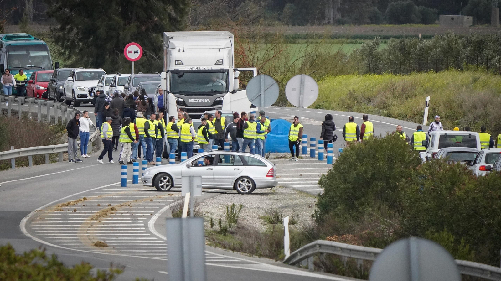 Agricultores y ganaderos vuelven a cortar la NIV en Jerez