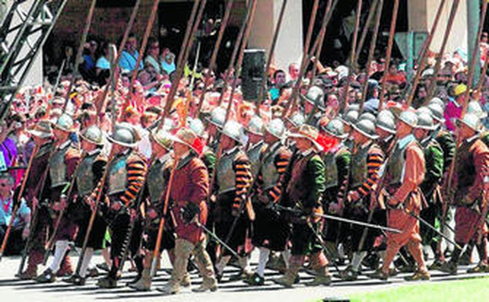 Algunos de los participantes en el desfile de ayer en Badajoz.