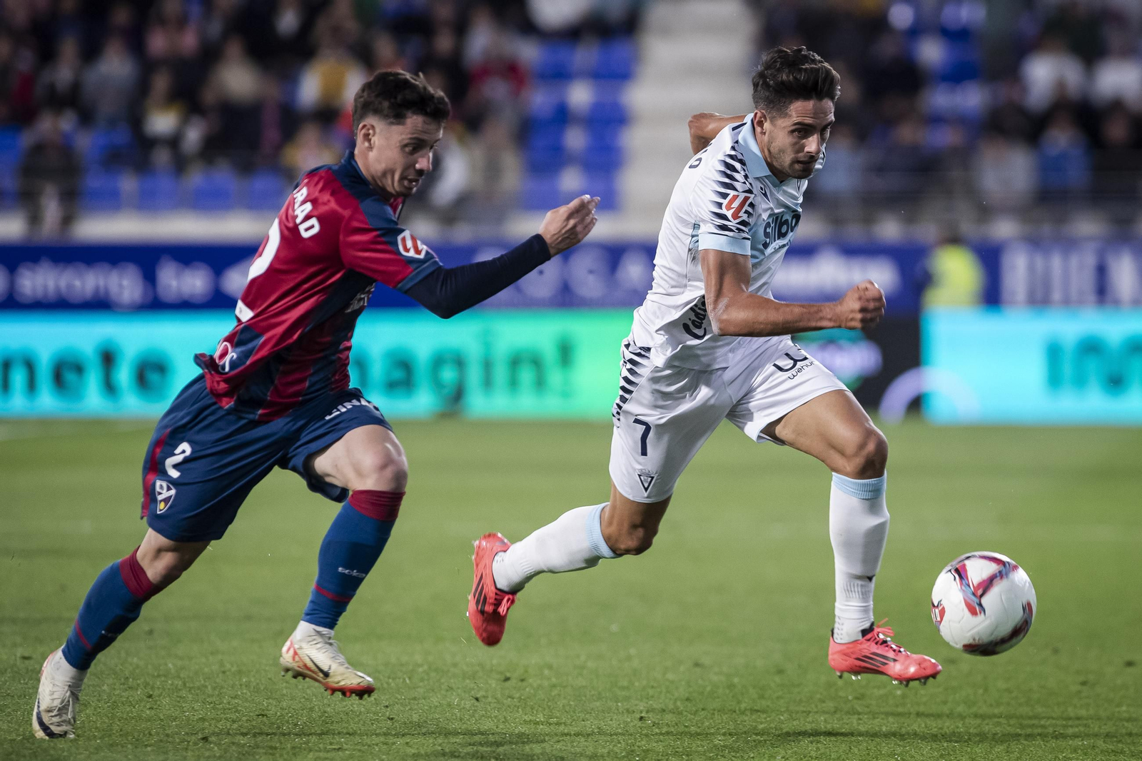 Las imágenes del partido entre el Huesca y el Cádiz C.F