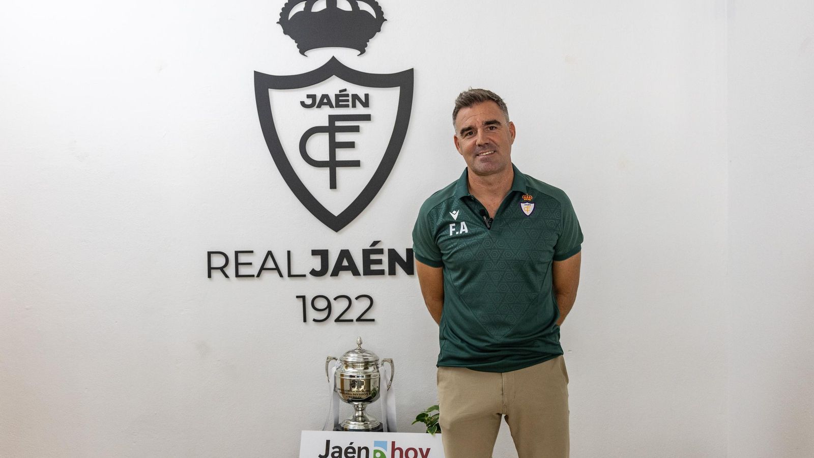 Fran Anera posa en su despacho del Nuevo Estadio Municipal de La Victoria.