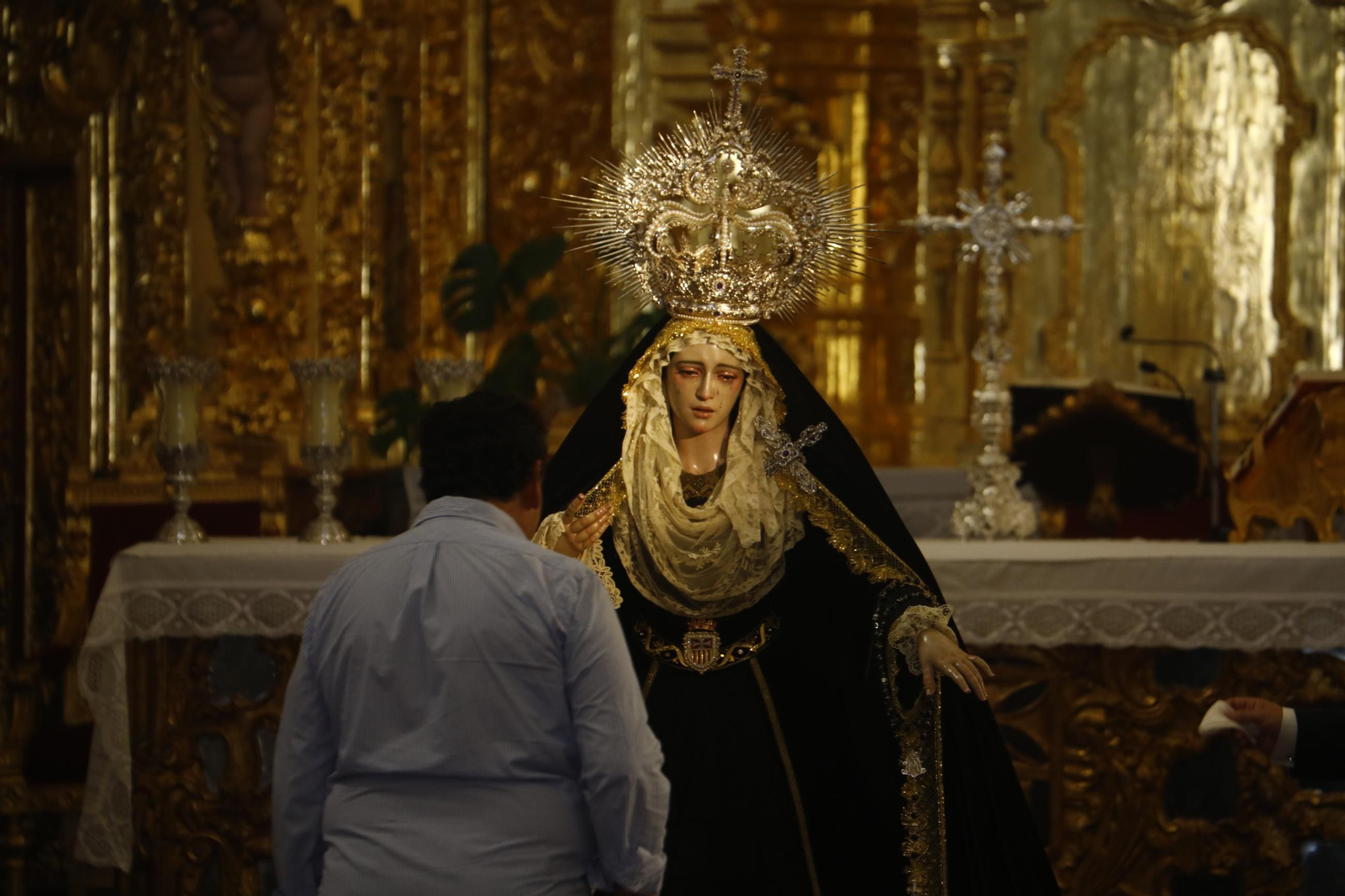 Las mejores fotos del besamanos de la Virgen de la Quinta Angustia de Córdoba