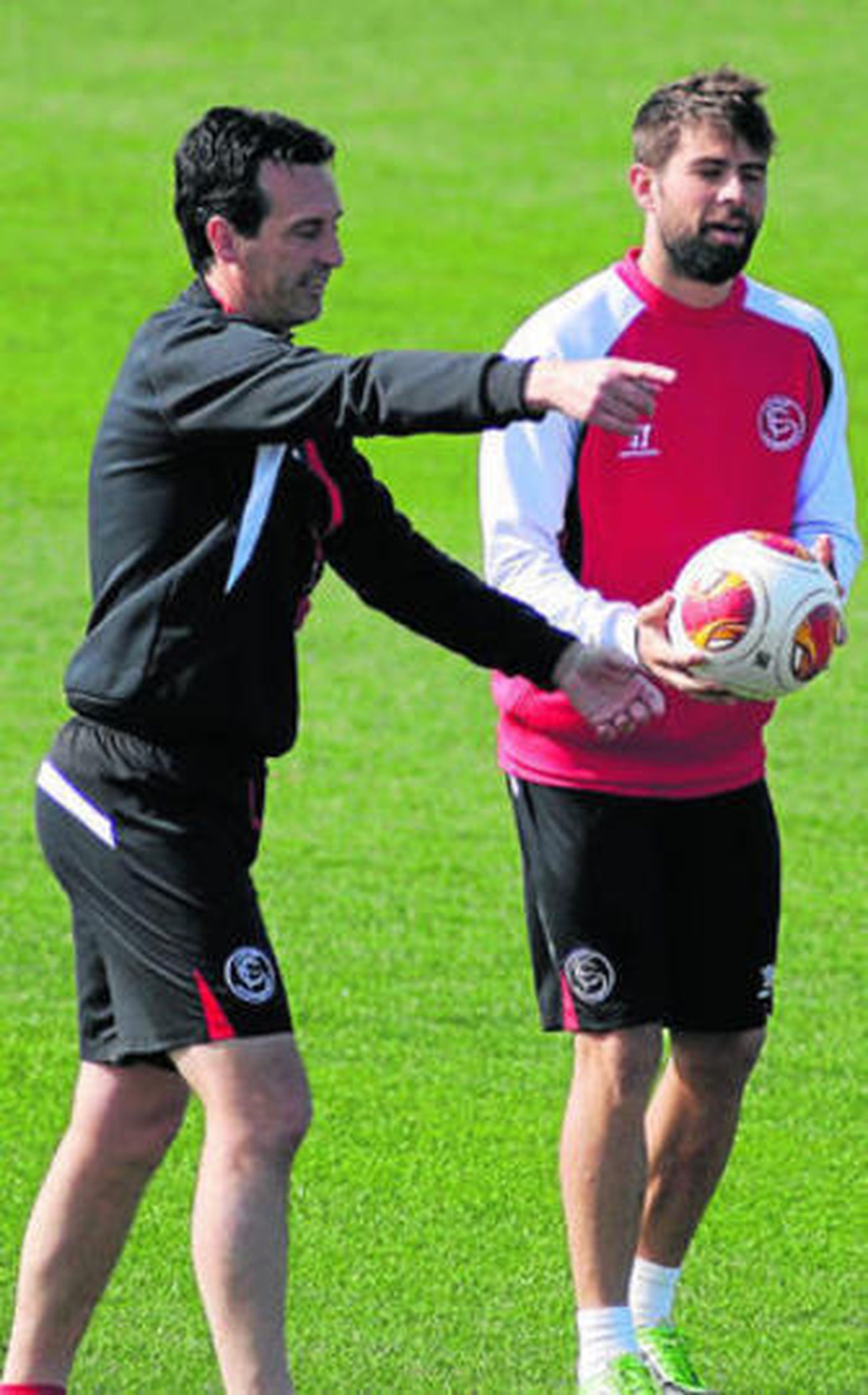 Unai Emery hace indicaciones a Coke en el entrenamiento de ayer.
