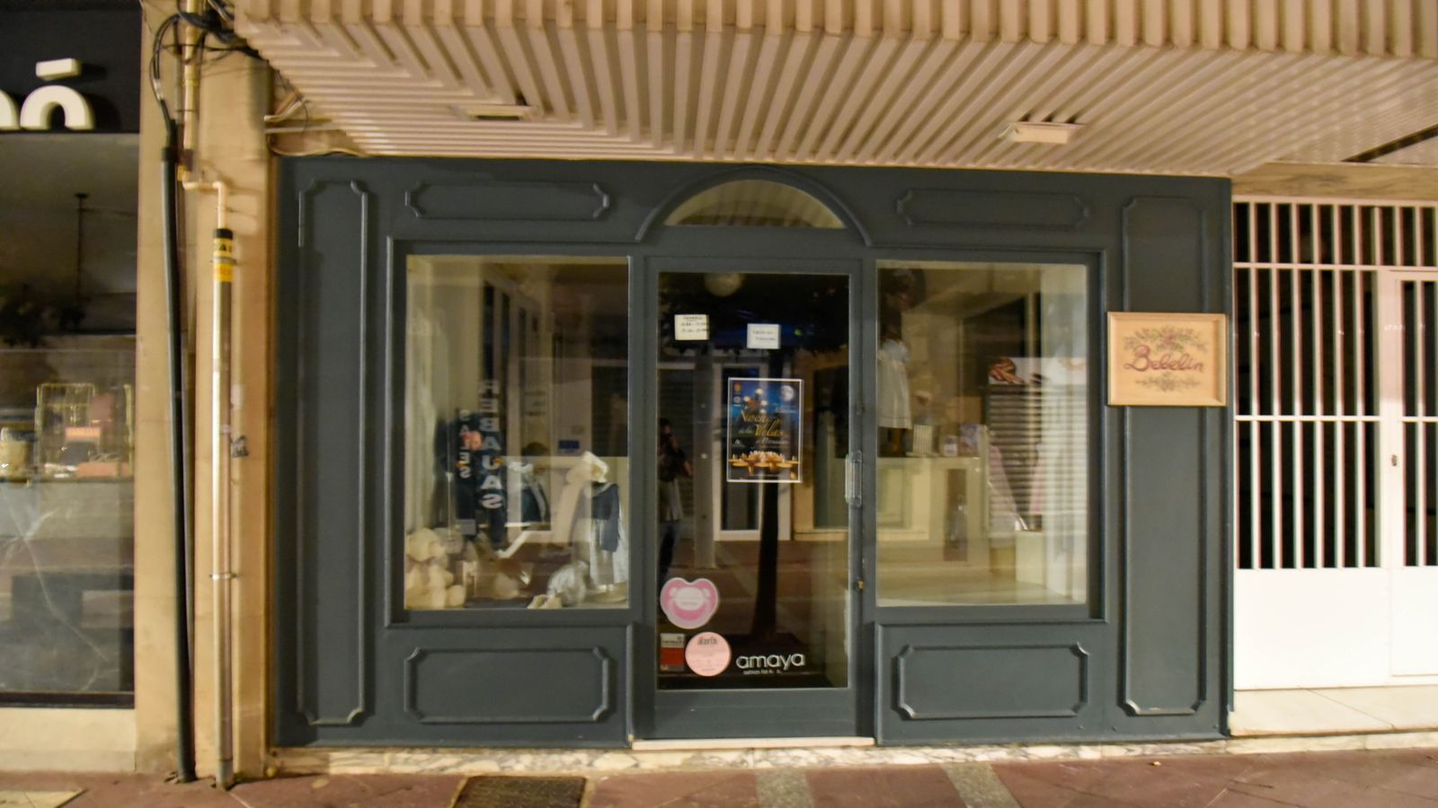 Fotos de edificios públicos y escaparates apagados en Algeciras por el plan de ahorro energético