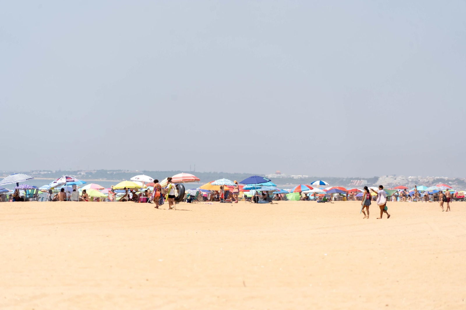 Imágenes de la mañana en las playas de Punta Umbría marcadas por la alerta roja