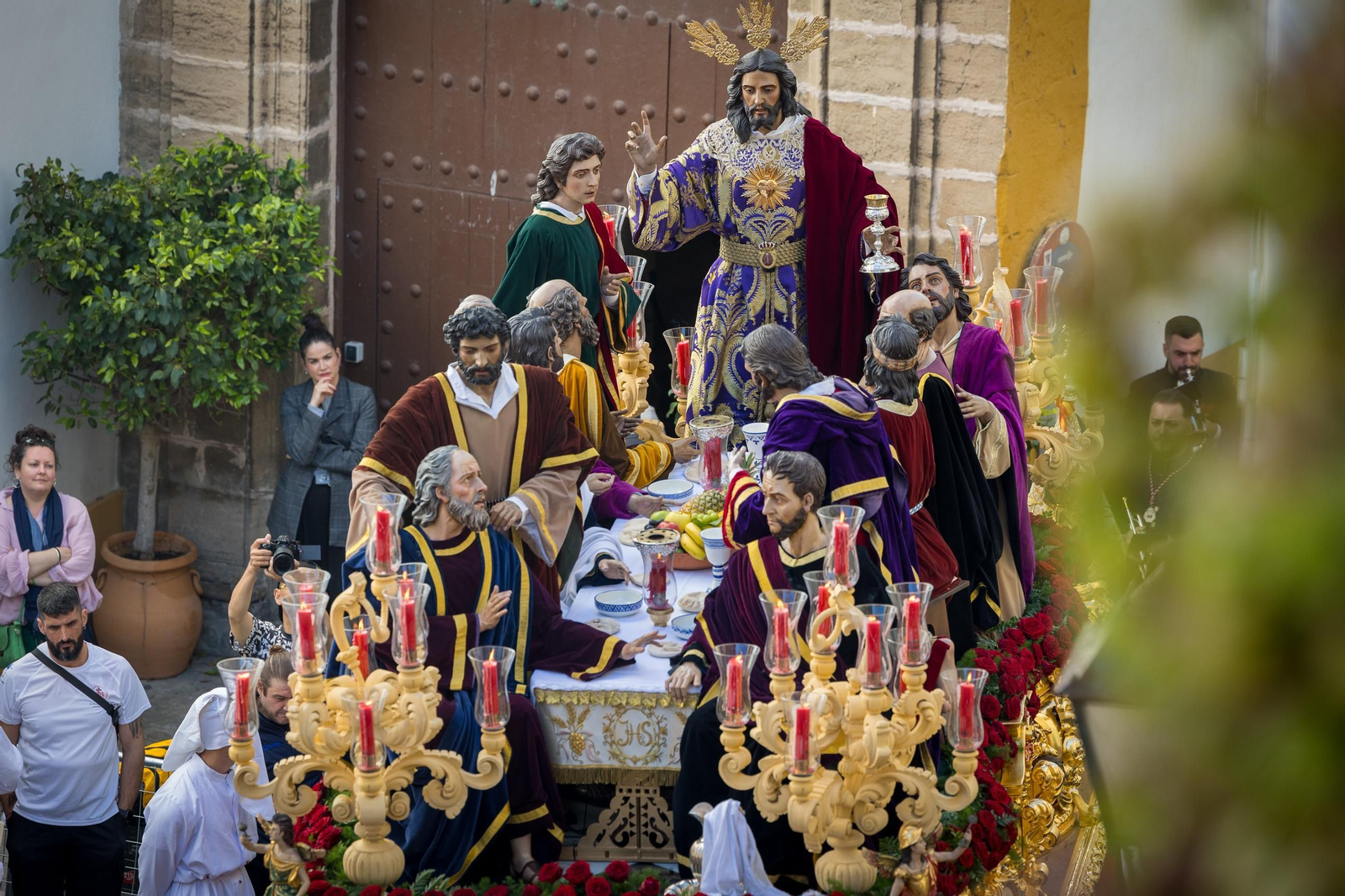 Imágenes de la salida de la Sagrada Cena en la Semana Santa de Cádiz 2025