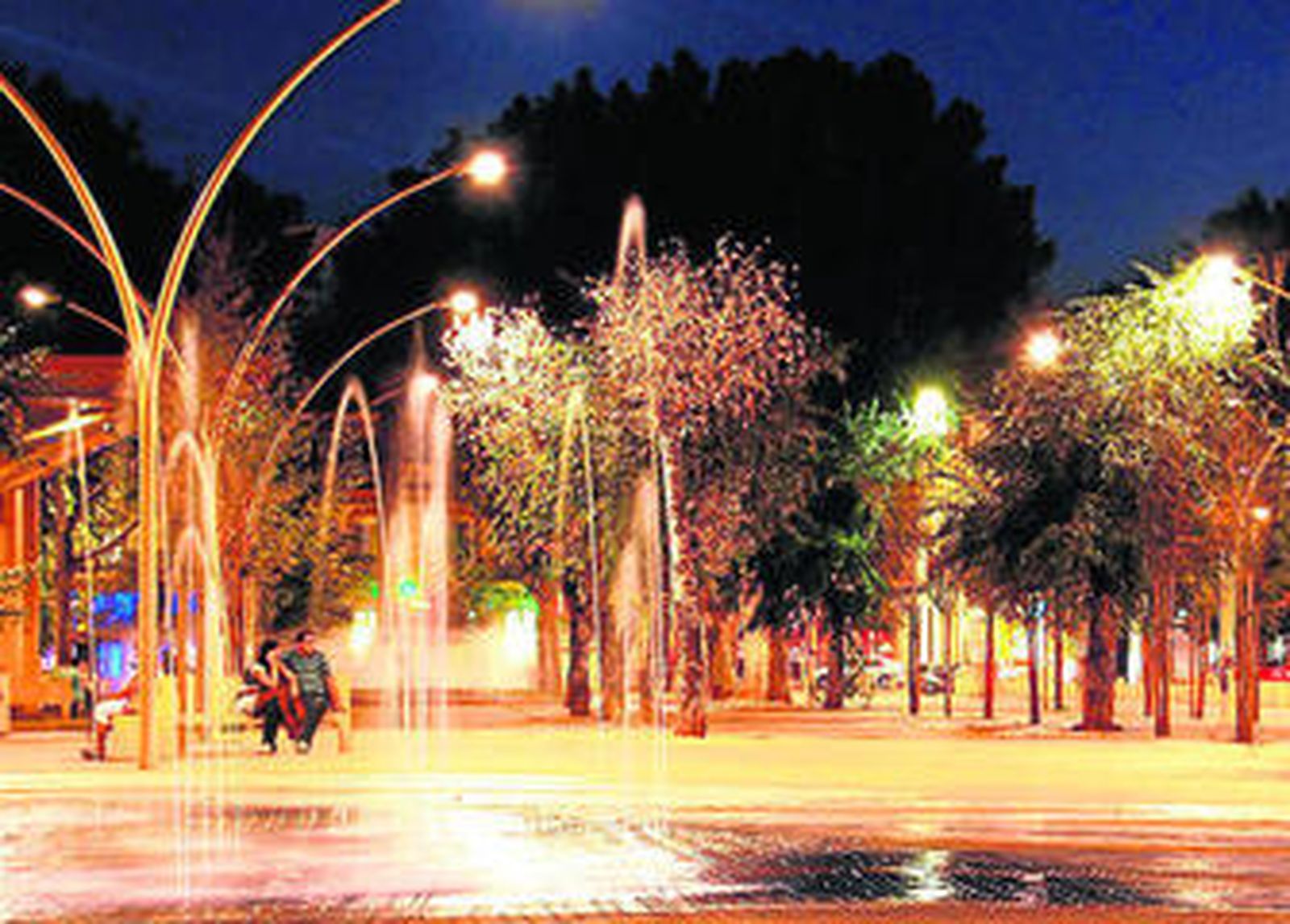 Visión nocturna de la intervención de Elías Torres y José Antonio Martínez Lapeña en la Alameda.