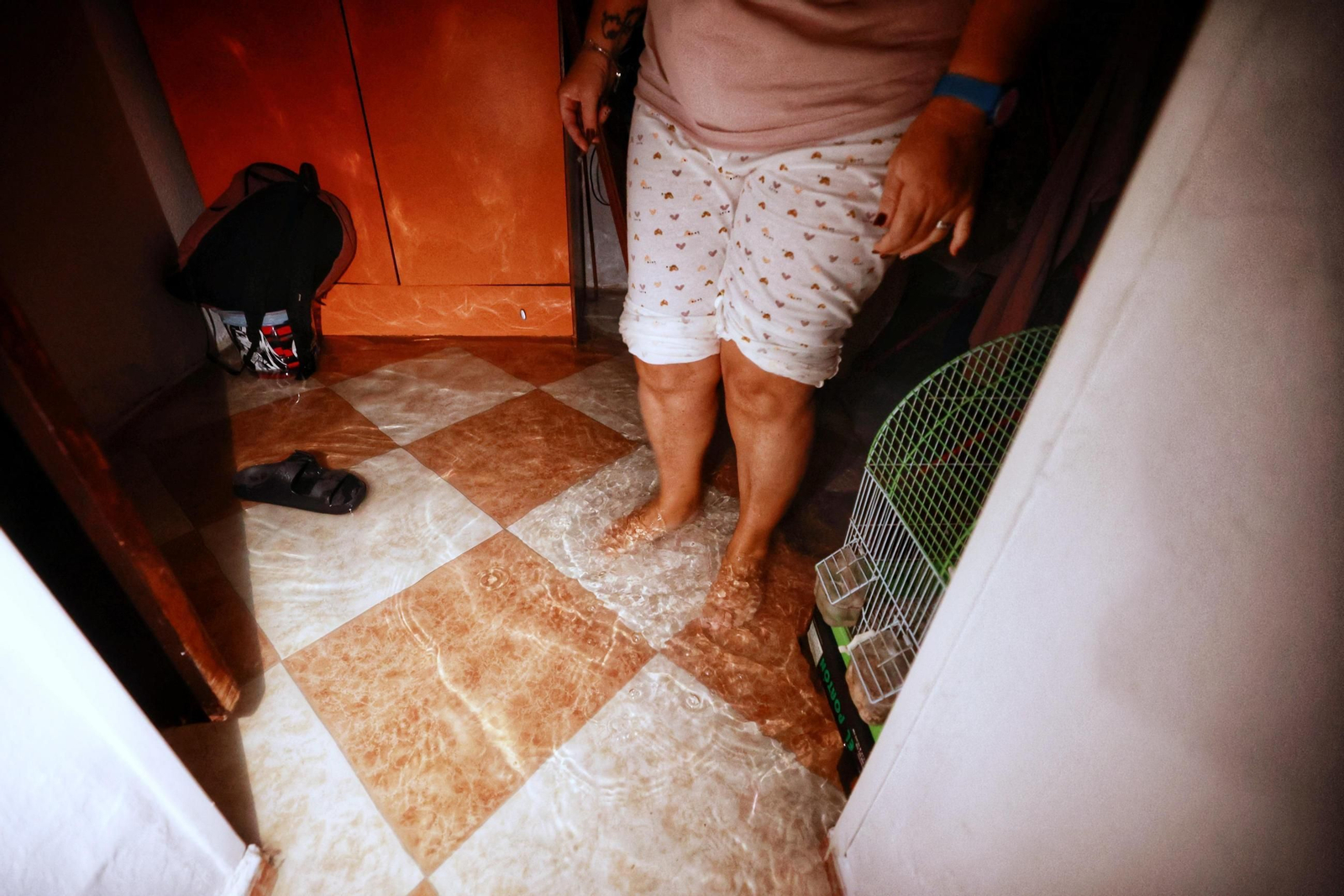 Imágenes de calles inundadas y vecinos achicando agua en San Fernando