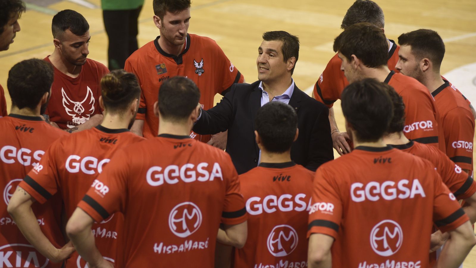 Pablo PIn se dirige a sus jugadores