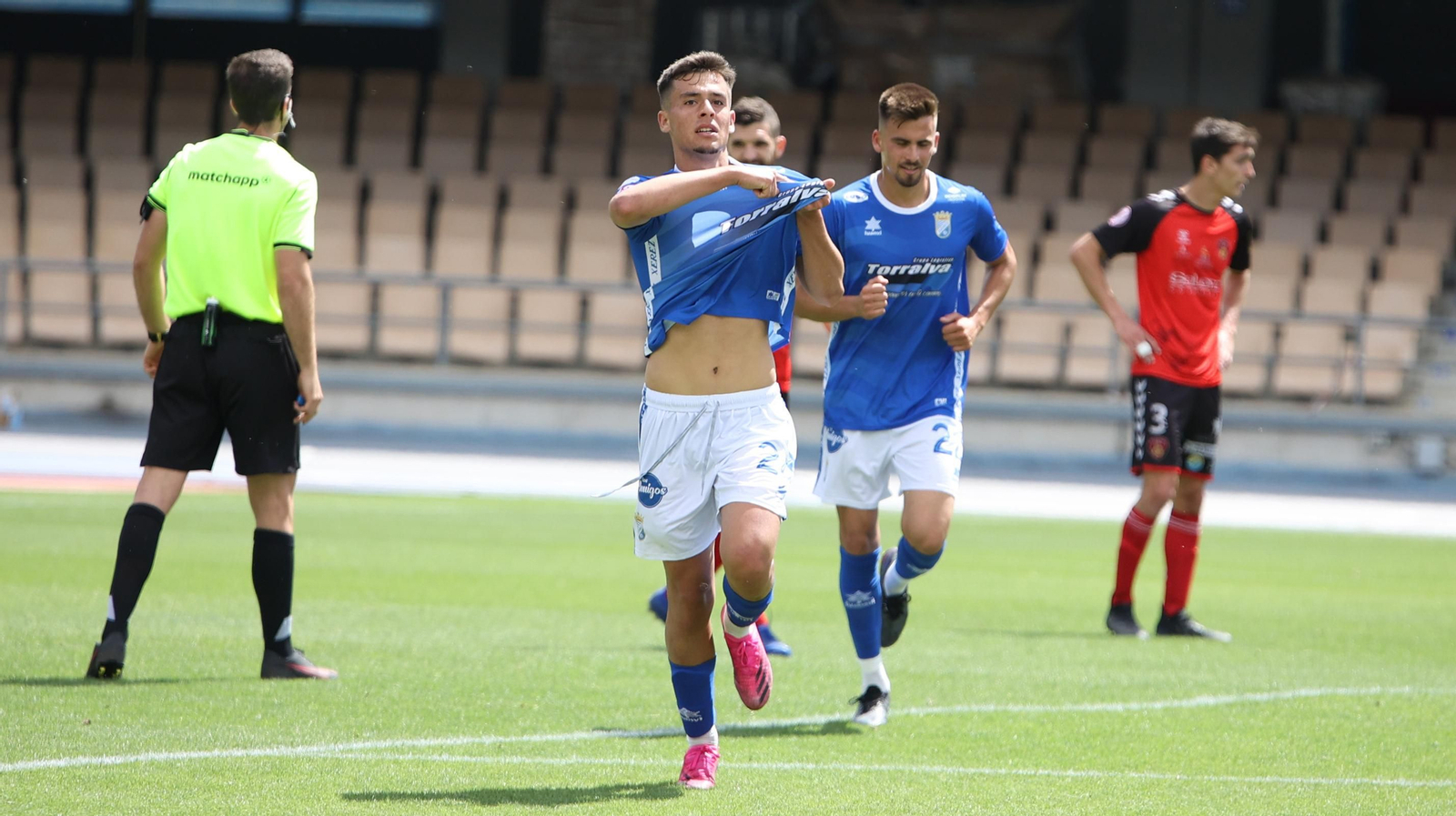 Jesús Soto señala el escudo del Xerez CD tras marcar su gol al Puente Genil.