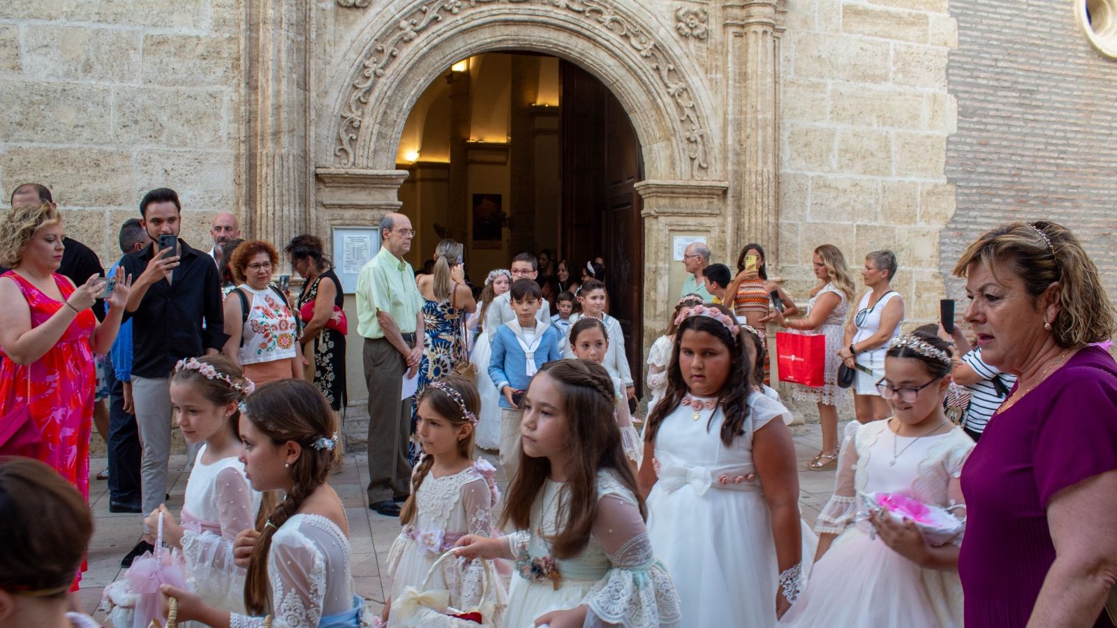 Niños y niñas saliendo de la iglesia de Huércal.