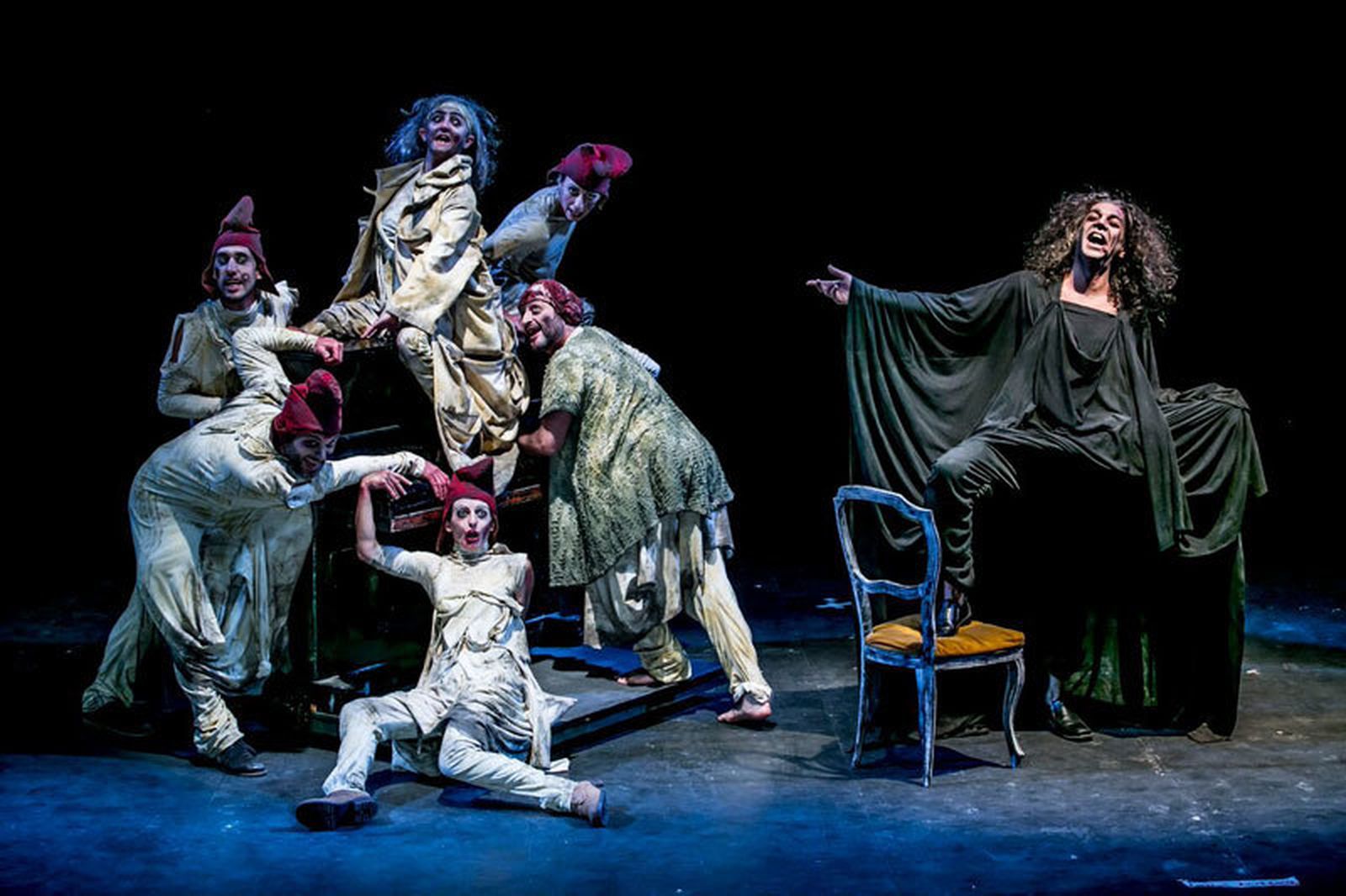 El elenco de Atalaya interpretando a los enfermos de Charenton en una de las escenas.