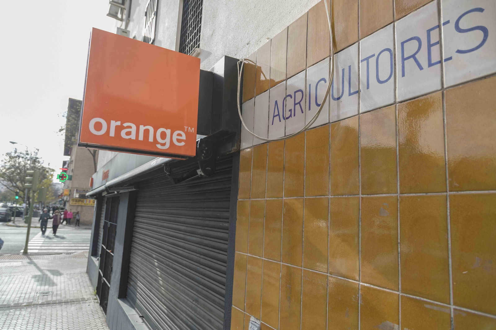 La tienda de telefonía móvil atracada.