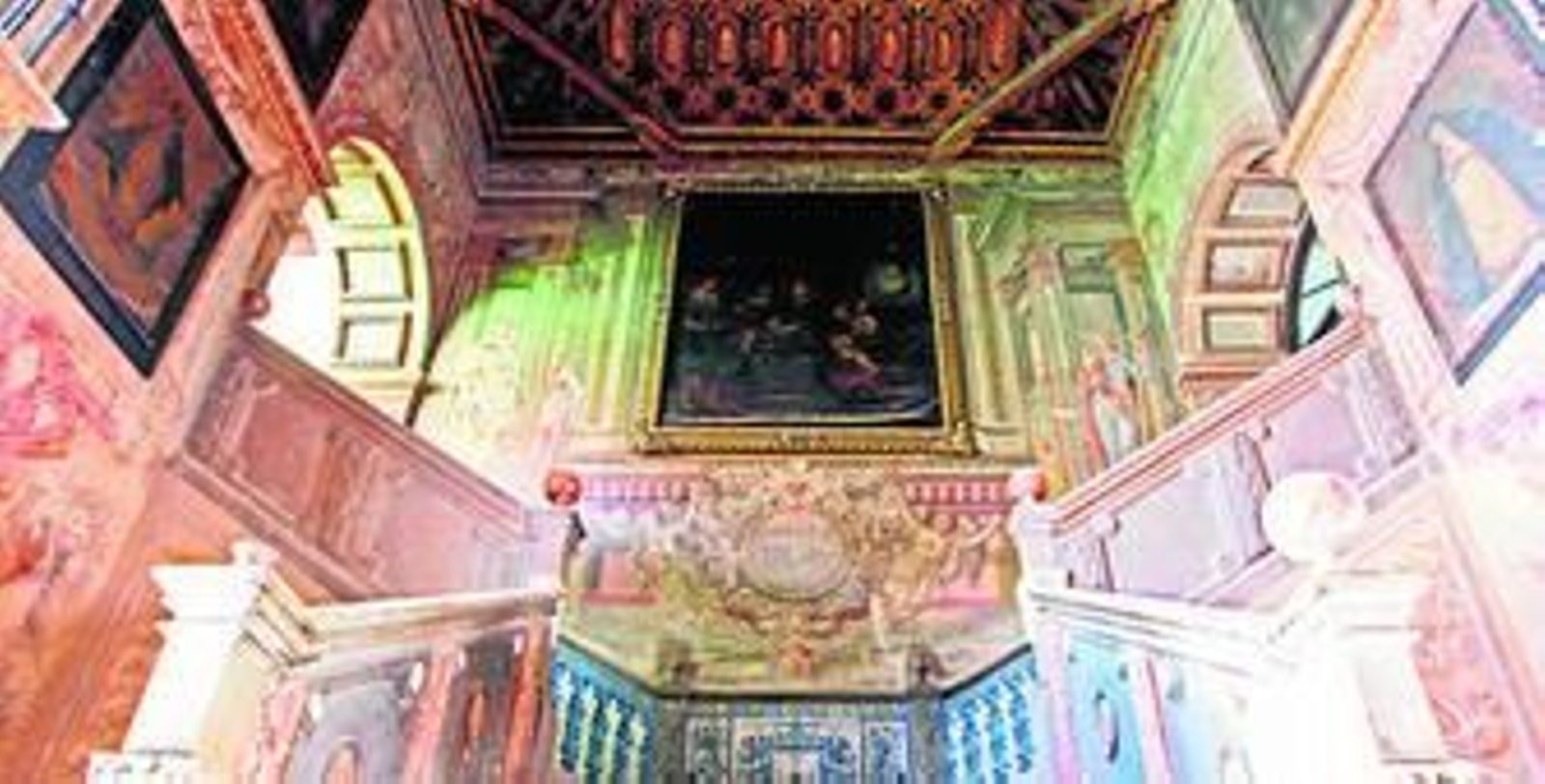 Las escaleras del primer patio y algunos de los cuadros que han podido contemplarse hasta hace unos días.