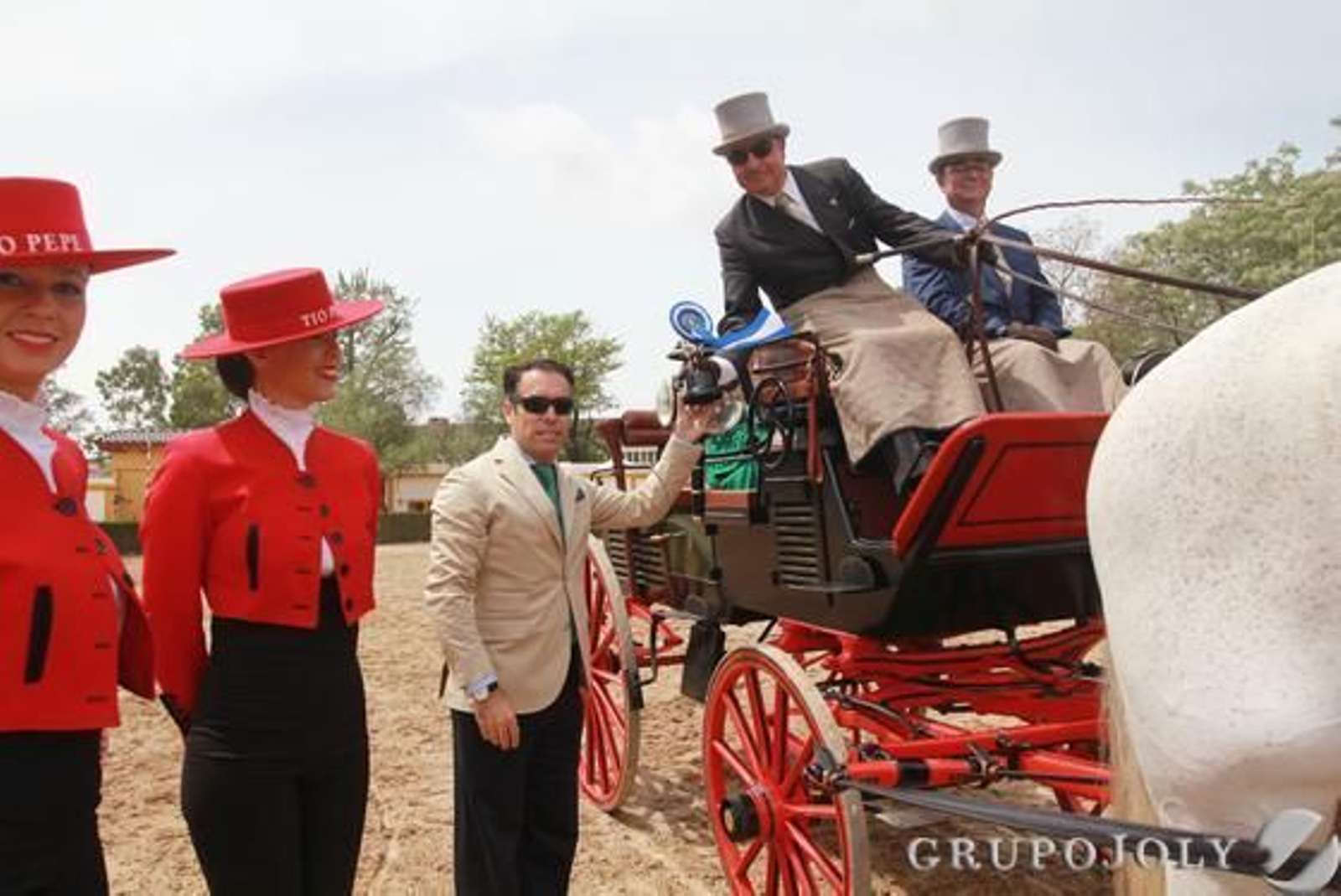 El director de este medio, Rafael Navas, entregando el premio a un participante.

Foto: Jose Contreras