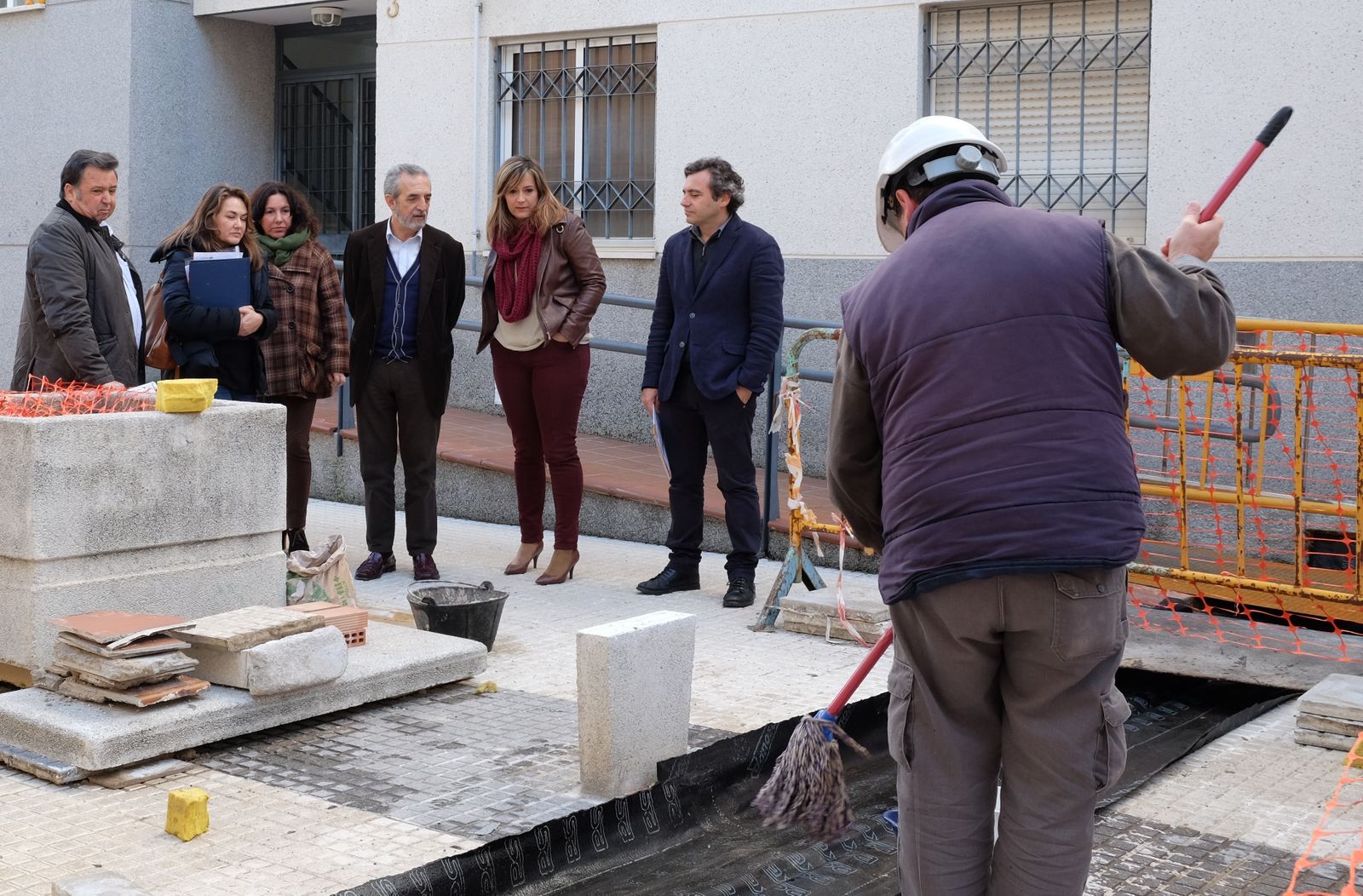 Visita municipal a una de las obras.