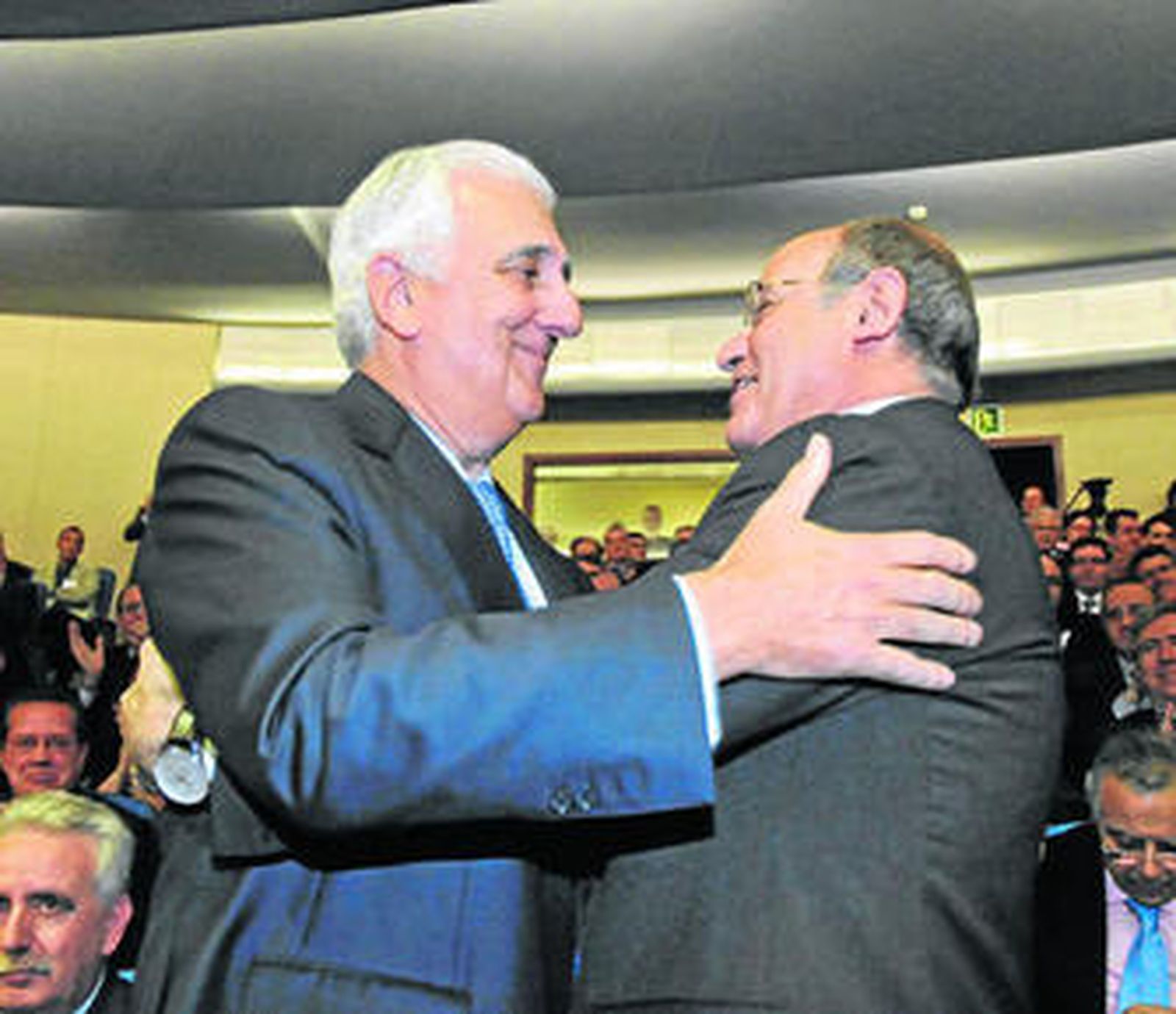 Gerardo Díaz Ferrán felicita a Santiago Herrero tras la reelección de éste como presidente de la CEA.