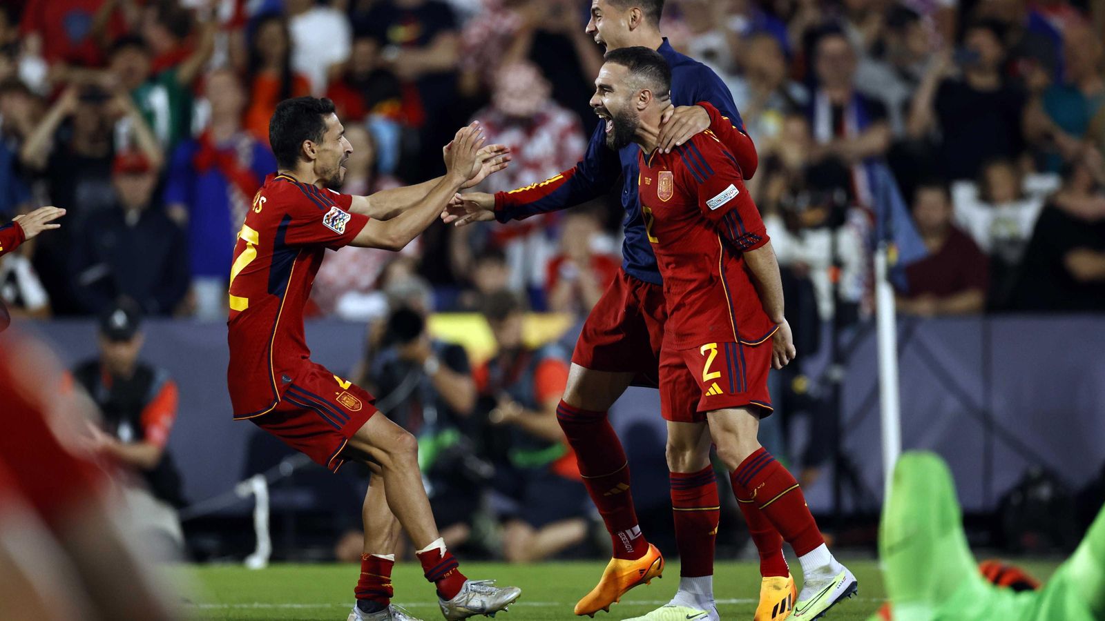 Carvajal, autor del gol del último penalti, festeja con Jesús Navas y Morata en la final de la Nations League