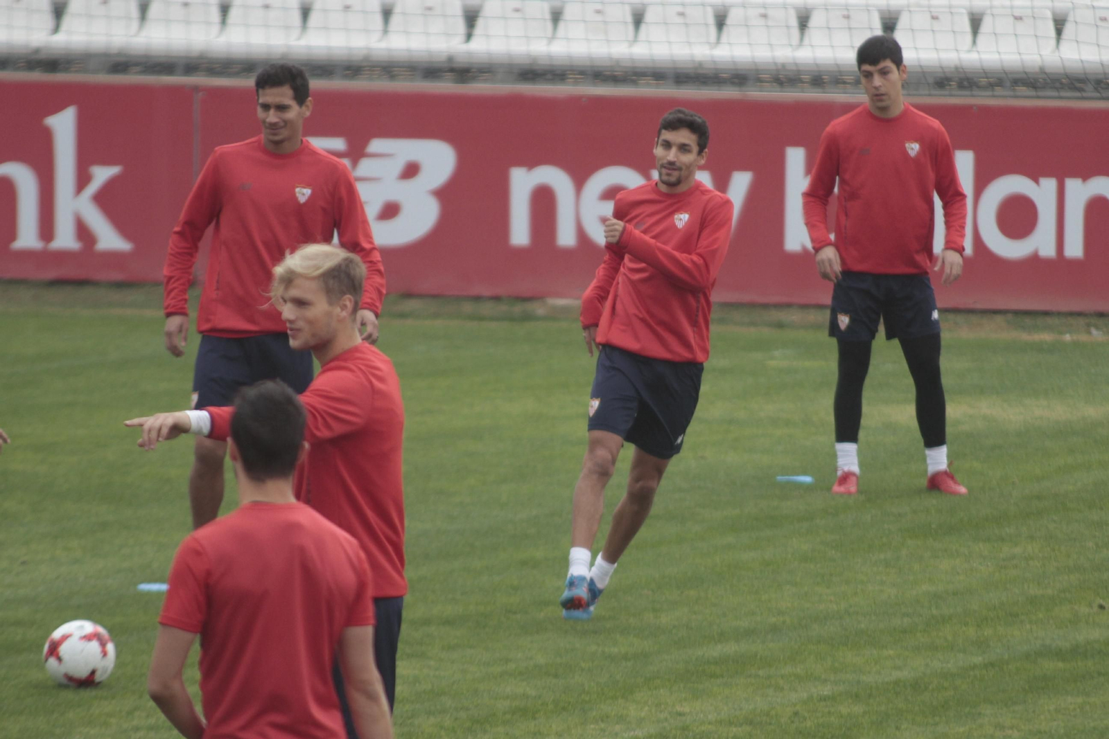 Jesús Navas, con Borja Lasso detrás