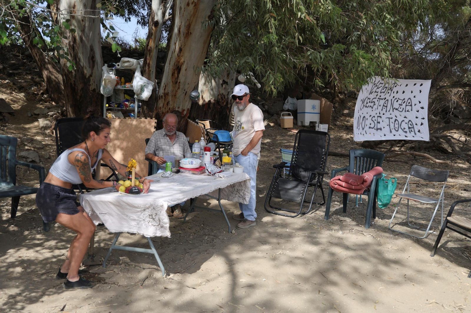 Vecinos protestan frente a las excavadoras en la Vega de Mestanza, en fotos