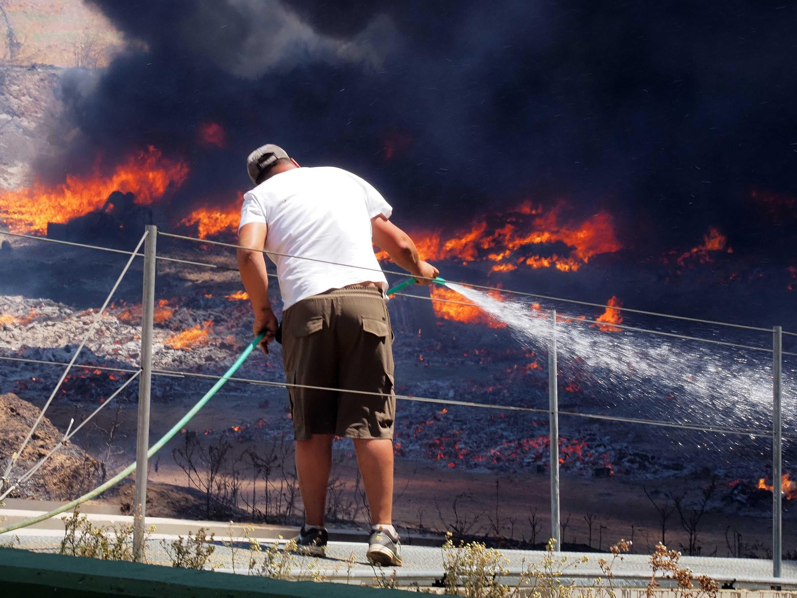 Las imágenes del aparatoso fuego que ha arrasado un vivero en Cartaya